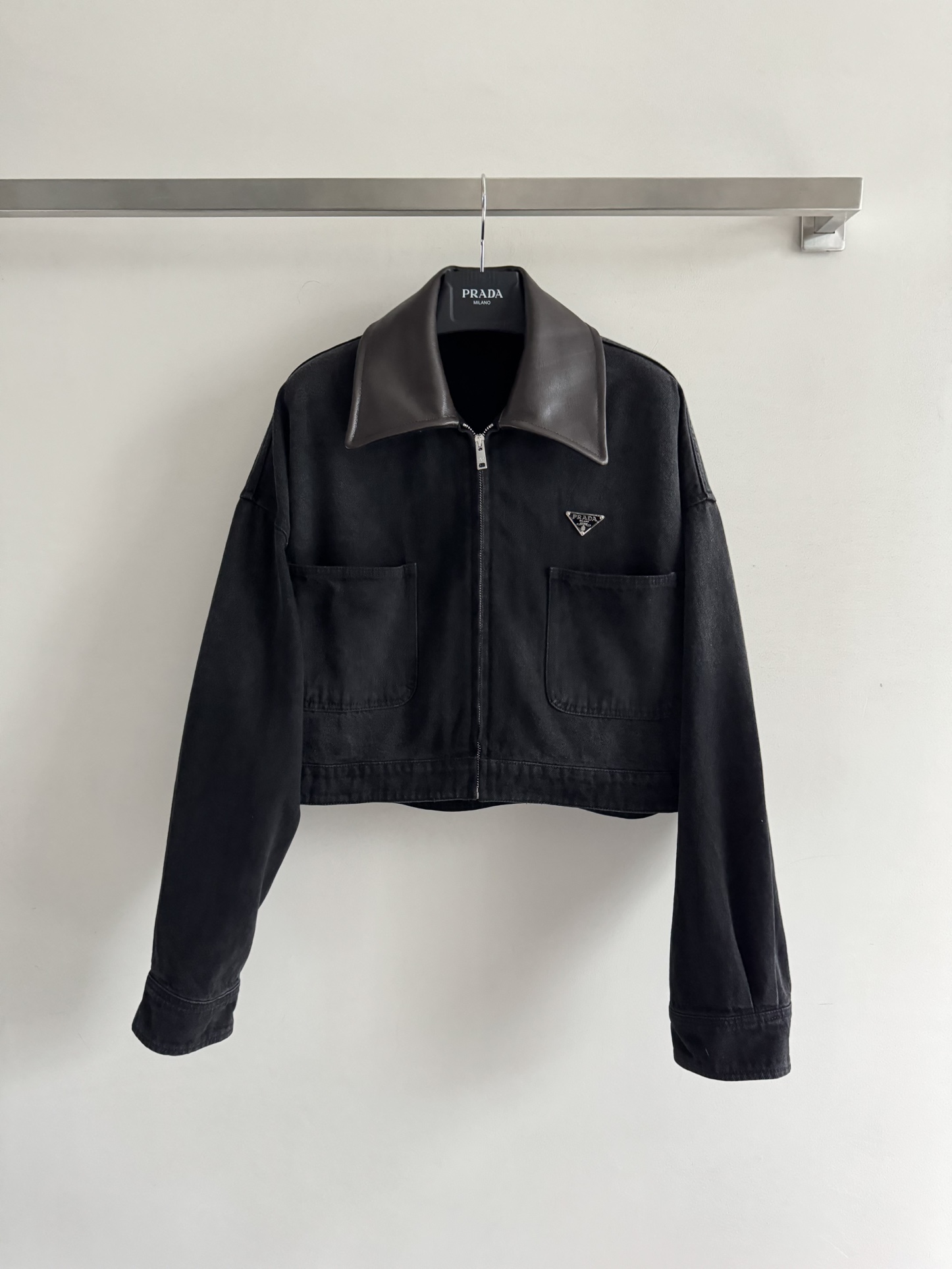 NO:443086,The contrasting leather collar of PRAD*25FW new denim jacket is more retro style, which directly enhances the stunning level of the entire outfit. The classic shoulder-loose short style is loose and moderate, and it is too inclusive for the figure. It is fashionable and high-end!  Customized metal triangle decorative chest pockets, three-dimensional tailoring style is versatile and slim, showing the comfortable and lazy style SML, prada, jackets & coats, alexander wang19860909PRAD*25FW新牛仔外套撞色皮领更具复古风 直接提升整个穿着的惊艳程度经典落肩宽松短款版型设计松弛有度 对身材包容性太好 时髦又高级！定制金属三角标装饰胸前口袋 立体剪裁版型百搭又显瘦 尽展舒适慵懒范SML,,prada,jackets & coats,alexander wang,Women's clothing