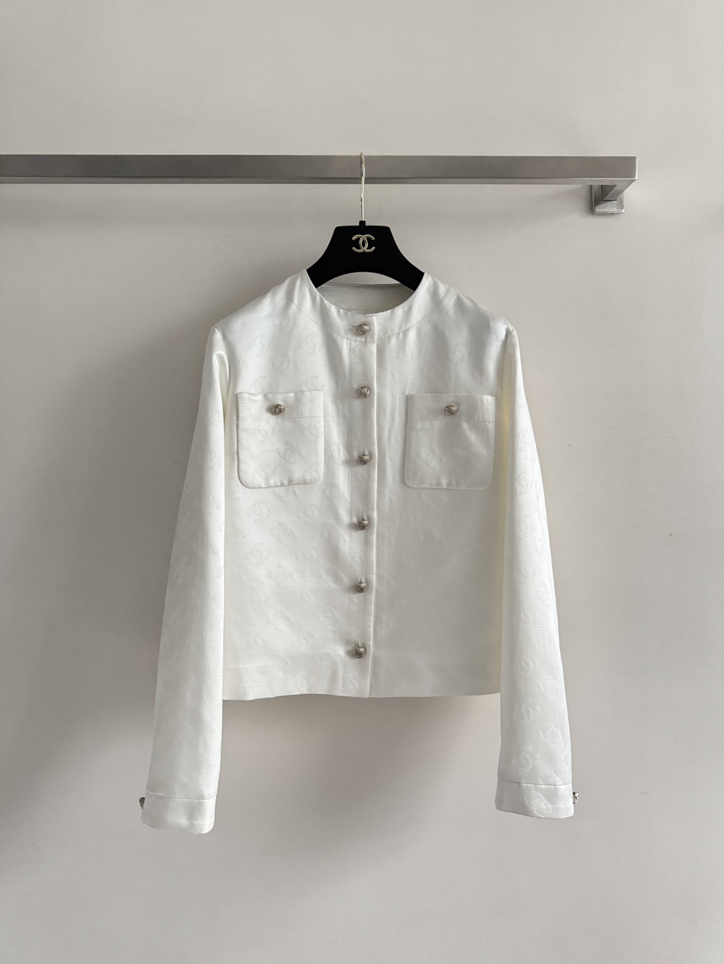 NO:443081,CHANE*25A new style, new Chinese jacquard jacket, full of antique Chinese elements, full of Chinese dignity, full of double C dark flower craftsmanship, paired with the decoration of double pockets on the chest, and single rows of exquisite buttons, adding layering overall, retro and noble, elegant and generous!  Super recommended SML, chanel, jackets & coats, jackets & coats, alexander wang19860909CHANE*25A新款 新中式提花夹克外套 满满的中国古色古香元素 中式端庄感拉满 成衣满双C暗花工艺 搭配胸前双口袋的装饰 与单排精致纽扣点缀 整体增添层次感 复古高贵 典雅大方！超级推荐SML,,chanel,jackets & coats,jackets & coats,alexander wang,Women's clothing