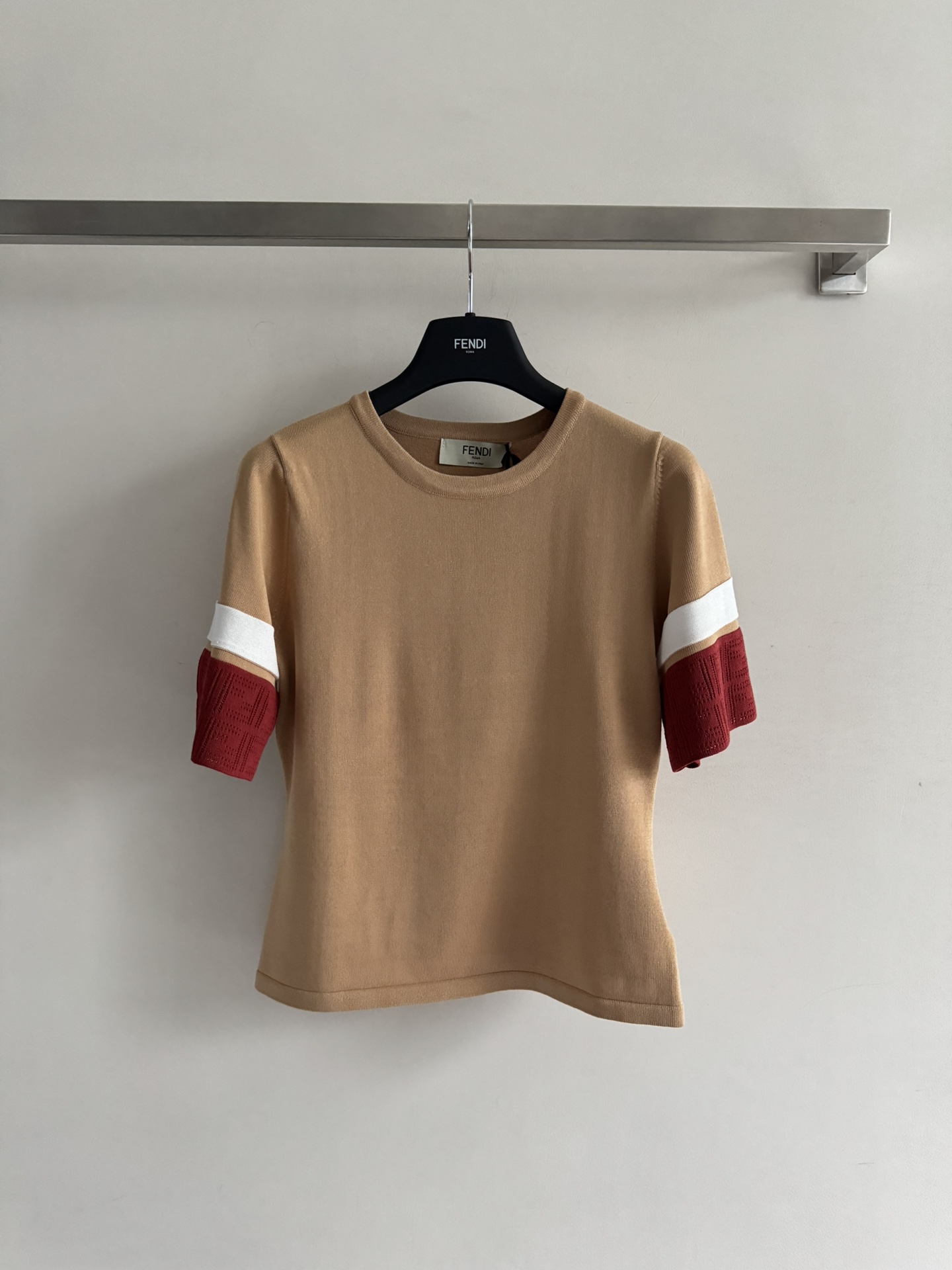 NO:443092,FEND*25 new round neck short-sleeved sweater, cuff LOGO printed embellishment, regular style is simple and versatile, soft and comfortable, and the fabric is full and delicate, whether it is worn inside or alone, it shows gentle temperament. It can be worn on daily commuting!  SML, fendi, T-shirt, alexander wang19860909FEND*25新款 圆领短袖针织衫 袖口LOGO印花点缀常规版型简洁百搭,质感柔软舒适,面料饱满感细腻不管内搭还是单穿都显气质温柔 日常通勤都可穿！SML,,fendi,T-shirt,alexander wang,Women's clothing