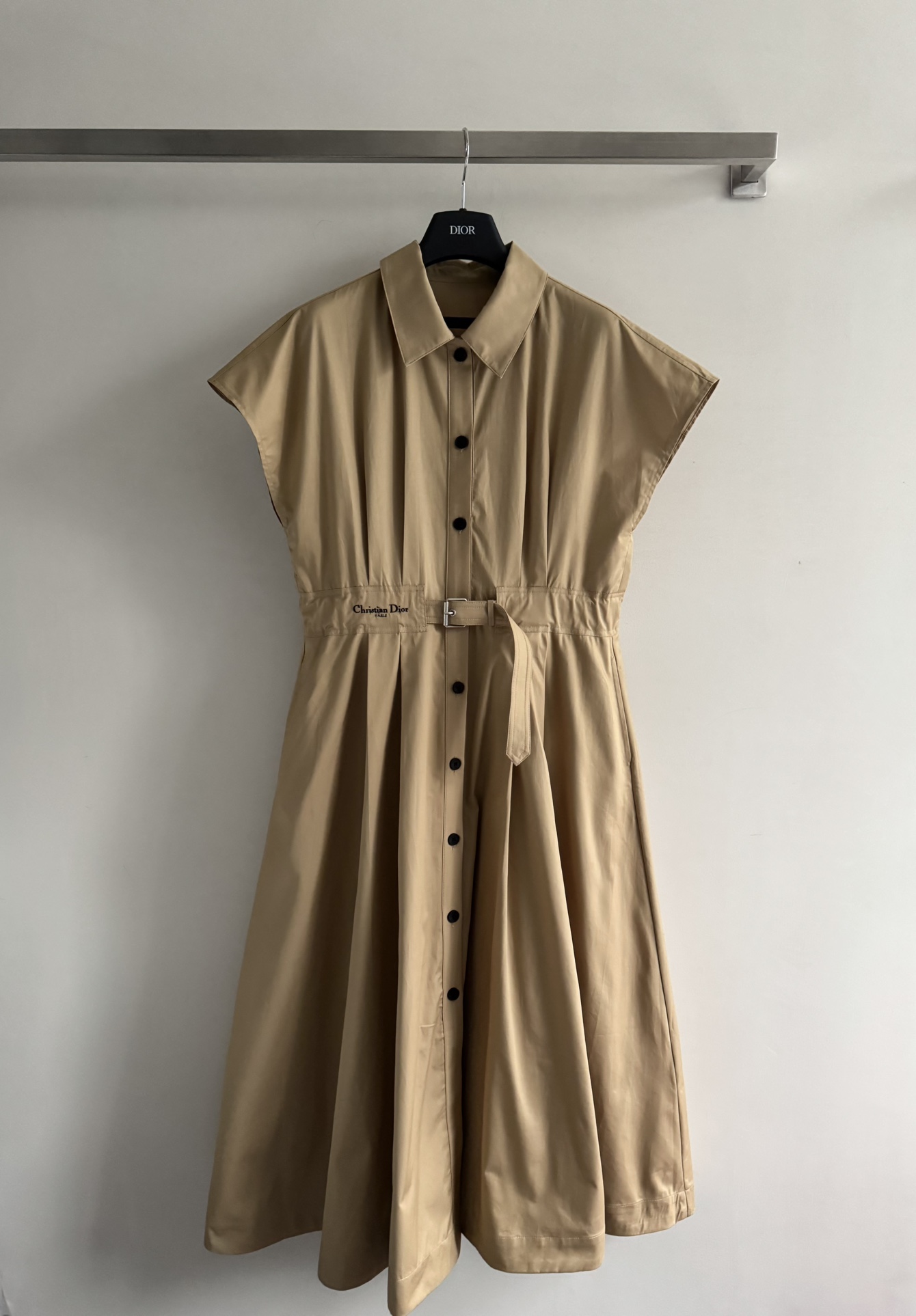 NO:443114,Dio*25FW new temperament lapel dress imported pure cotton, light and delicate texture, the belt is designed casually and elegantly, you can adjust your waist at will, showing your slim waist. What you are most excited about is its temperament small flying sleeves and waist-hugging large long skirt hem!  The design of the little flying sleeves adds a bit of romantic temperament, while the waist-hugging large long skirt looks elegant and charming, making people fall in love with it at first glance!  He looks slim and tall!  Whether it is a date or a party, you can be the focus of the audience. Moreover, its color is very versatile. Whether it is matched with white shoes or high heels, it can be easily controlled!  Wearing a girlish feeling, be a gentle and elegant little fairy♀SML, dior, high heels, skirts, alexander wang19860909Dio*25FW新款气质翻领连衣裙 进口纯棉 质感轻盈细腻 系腰带的设计随性又不失优雅,可以随意调节腰身,展现出你的小蛮腰 最心动的是它的气质小飞袖和收腰大长裙摆！小飞袖的设计增添了几分浪漫气质,而收腰大长裙摆则显得优雅迷人,让人一看就爱上！真的是显瘦又高挑！不管是约会还是聚会,都能让你成为全场焦点 而且它的颜色也非常百搭,无论是搭配小白鞋还是高跟鞋,都能轻松驾驭！穿出少女感爆棚的感觉,做个温柔优雅的小仙女♀SML,,dior,high heels,skirts,alexander wang,Women's clothing