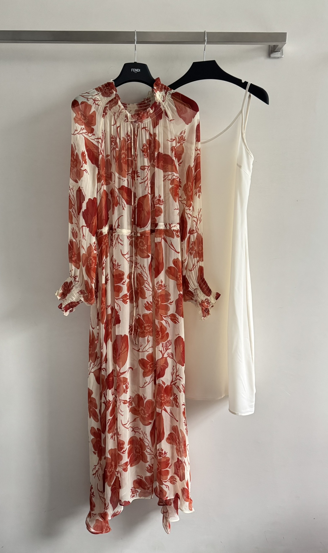 NO:443097,Fend*'s new large petal silk dress, gentle and elegant, is a must-have item for girls in summer, both beautiful and fashionable, allowing you to easily control various occasions. This dress is not only bright in color, but definitely makes you stand out from the crowd. The cut is smooth and neat, showing the soft curves of women. It is especially suitable for summer commuting. The fabric is comfortable and breathable, and it will not feel stuffy. The high-waist design not only modifies the figure, but also makes you more comfortable when wearing it. It makes you more agile when walking and exudes a feminine charm. It looks very elegant and charming with a pair of high heels or flat shoes!  SML, fendi, flats, high heels, skirts, real silk, alexander wang19860909Fend*新款大朵花瓣真丝连衣裙 轻柔飘逸是女生夏季必备单品,既美丽又时尚,让你轻松驾驭各种场合.这条连衣裙不仅颜色鲜艳,绝对让你在人群中脱颖而出.剪裁流畅利落 尽显女性柔美曲线 尤其适合夏日通勤必备 面料舒适透气性好,不会感到闷热.高腰设计不仅能修饰身材,还能让你在穿着时更加舒适.让你在行走时更加灵动,散发出女性的魅力.搭配一双高跟鞋或平底鞋都显得十分优雅迷人！SML,,fendi,flats,high heels,skirts,real silk,alexander wang,Women's clothing