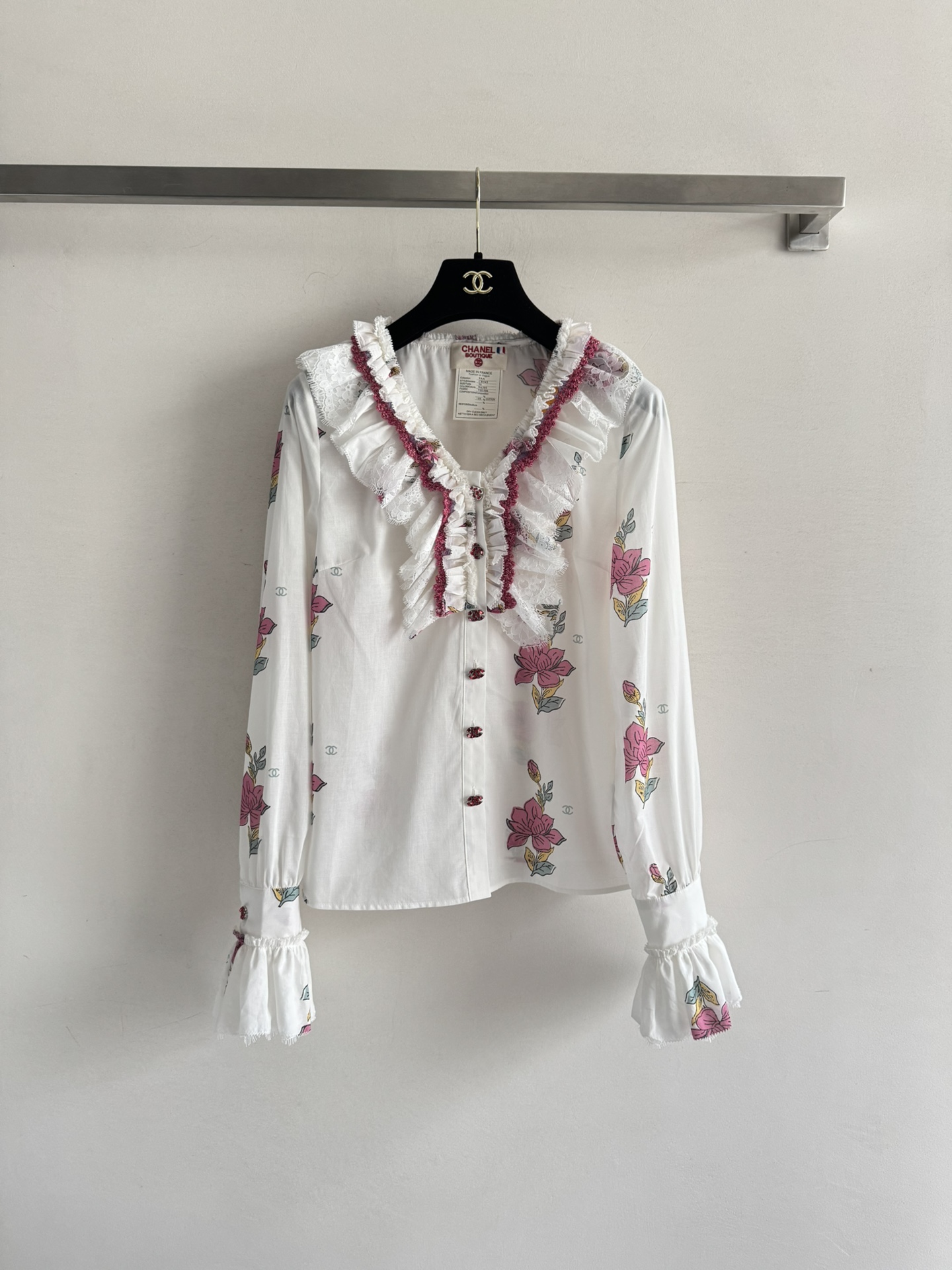 NO:444106,CHANE*25SS new V-neck printed shirt, with lace collar design, regular style, stylish and personalized, not monotonous, it is simply a romantic item in summer, full of exquisiteness on the upper body!  S M L8, chanel,shirts,alexander wang19860909CHANE*25SS新款 V领印花衬衫,采用花边领设计 常规版型 显时尚个性不会单调,简直是夏日浪漫气息单品,上身满满的精致感！S M L8,,chanel,shirts,alexander wang,Women's clothing