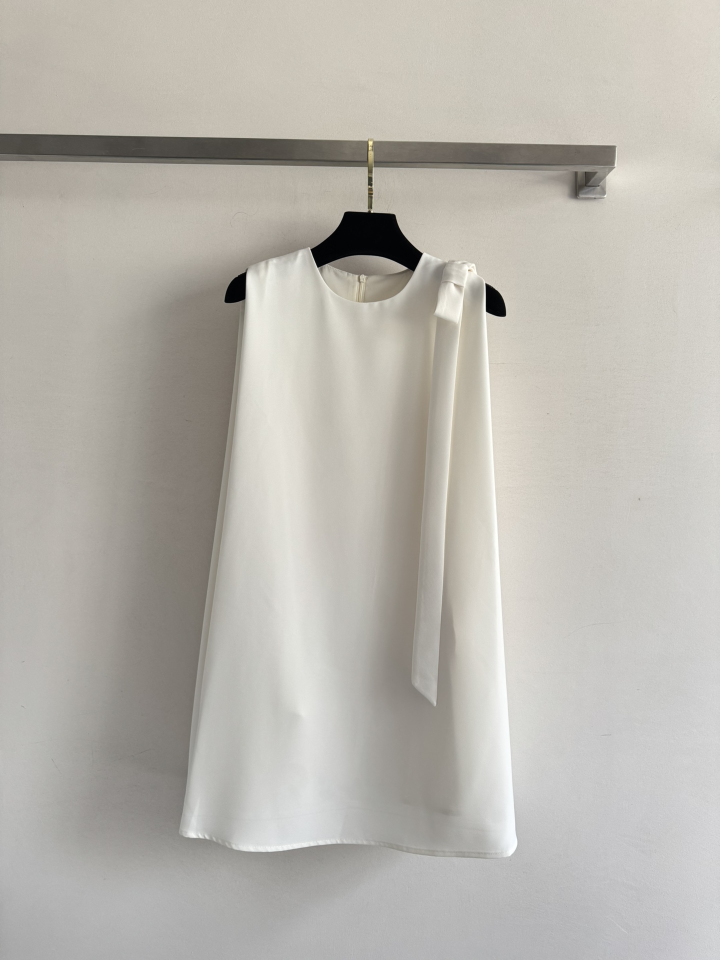 NO:444130,The new 25FW round neck sleeveless dress with slightly extended A-line style is super inclusive and has no sense of restraint on the upper body!  The fabric is delicate and soft, very drooping and super comfortable!  The bow design is full of girlishness, elegant and elegant when worn!  Playful age-reducing SML-, skirts, alexander wang1986090925FW新款 圆领无袖连衣裙微微外扩的A字版型包容性超强 上身没有任何束缚感！面料细腻柔软 很有垂感 超级舒适！蝴蝶结设计少女感十足,穿上气质优雅,落落大方！俏皮减龄SML-,,skirts,alexander wang,Women's clothing