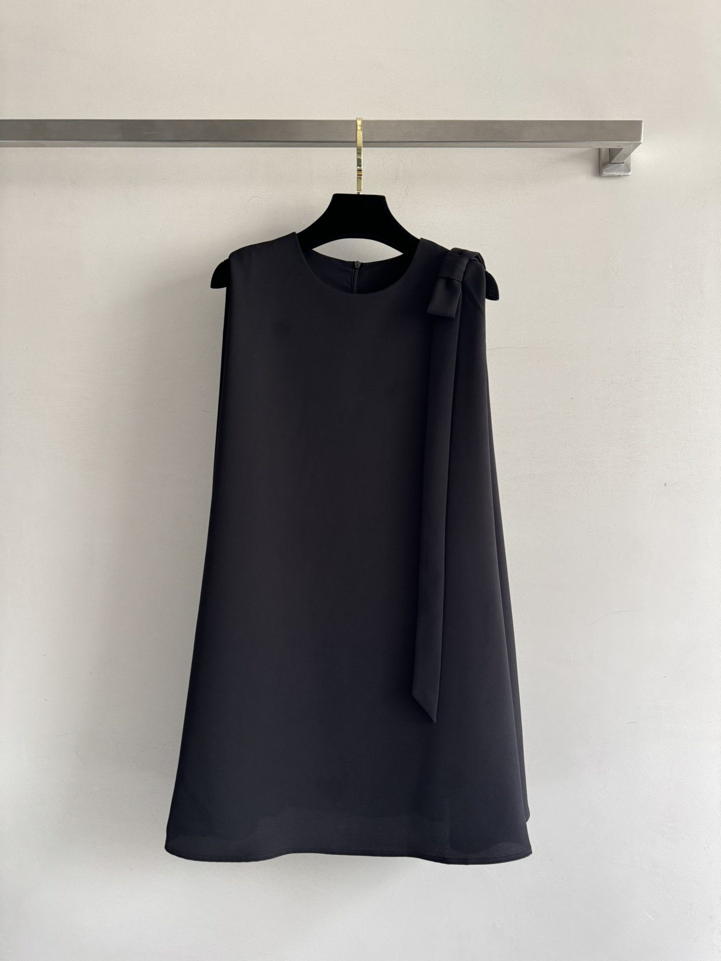 NO:444144,The new 25FW round neck sleeveless dress with slightly extended A-line style is super inclusive and has no sense of restraint on the upper body!  The fabric is delicate and soft, very drooping and super comfortable!  The bow design is full of girlishness, elegant and elegant when worn!  Playful age-reducing SML-, skirts, alexander wang1986090925FW新款 圆领无袖连衣裙微微外扩的A字版型包容性超强 上身没有任何束缚感！面料细腻柔软 很有垂感 超级舒适！蝴蝶结设计少女感十足,穿上气质优雅,落落大方！俏皮减龄SML-,,skirts,alexander wang,Women's clothing