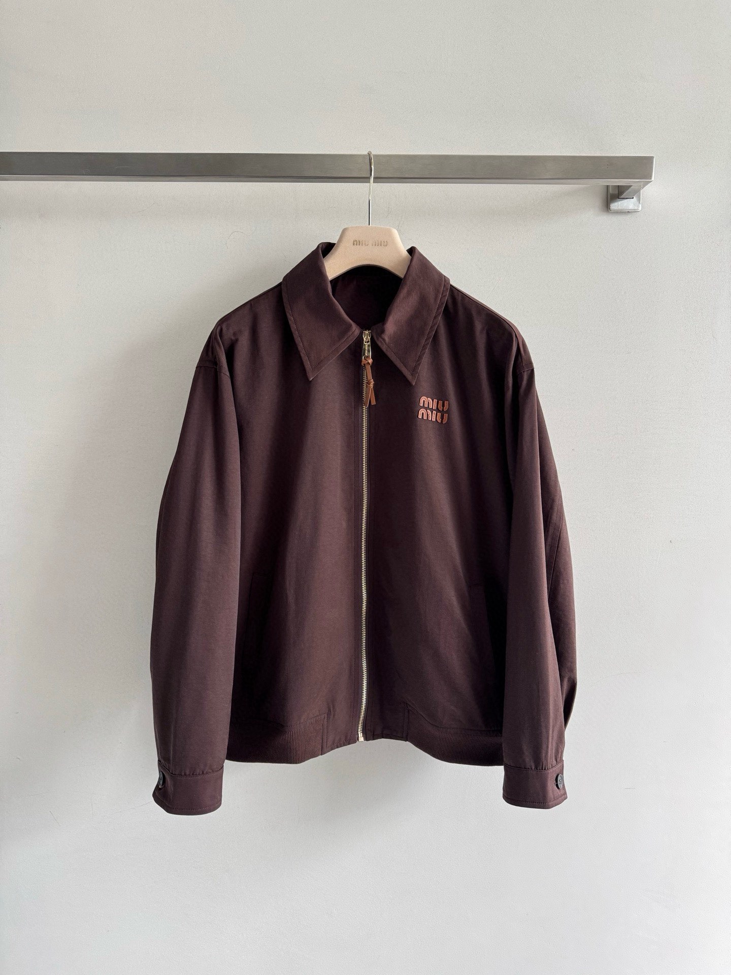 NO:444983,MiuMi*25FW new lapel jacket jacket iconic logo on the chest, the iconic LOGO letter logo design of miu miu's casual sporty style bomber jacket, simple, fashionable and versatile, neutral and loose style, showing slack and lazy, trendy and cool. It is recommended to match it with the same belt pleated skirt in the same series. A set of upper body is full of vitality, casual and free, the best choice to reduce age is very wearable, with a high-end color and full of texture. The style is super good!  SML8, miumiu, skirts, jackets & coats, jackets & coats, alexander wang19860909MiuMi*25FW新款翻领夹克外套胸前标志性LOGO字母徽标设计,miu里miu气的休闲运动风飞行员夹克外套,简约时髦百搭,中性宽松版型 ,尽显松弛慵懒,又潮又酷 ,推荐搭配同系列腰带百褶半裙,一套上身活力十足 随性自在 减龄最佳选择可穿性贼强,色系高级质感满满 版型超赞一套推荐！SML8,,miumiu,skirts,jackets & coats,jackets & coats,alexander wang,Women's clothing