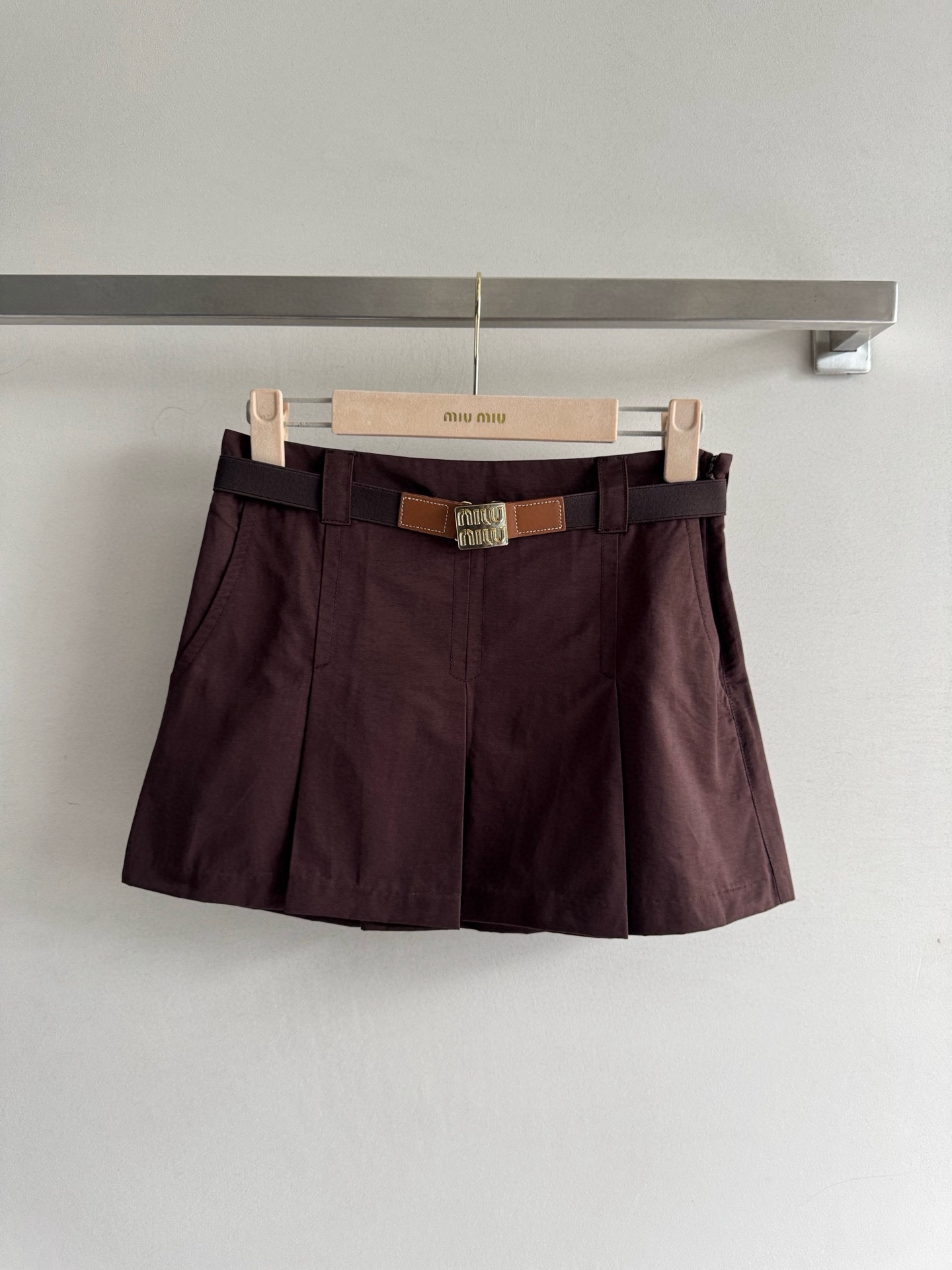 NO:444994,Miumi*25FW new series belt work skirt, workwear style pleated design, high-end color, excellent age-reducing effect, classic style with square gold buckle belt embellishment, increase playfulness while improving the temperament of the waistline and capable, cool, fashionable, retro and versatile SML8,,miumiu, skirts, alexander wang19860909miumi*25FW新款系列腰带工装半裙,工装风百褶设计 颜色很高级减龄效果极好 经典版型搭配方块金扣腰带点缀 增加俏皮感的同时提高腰线上身气质干练,酷帅又时髦复古百搭SML8,,miumiu,skirts,alexander wang,Women's clothing