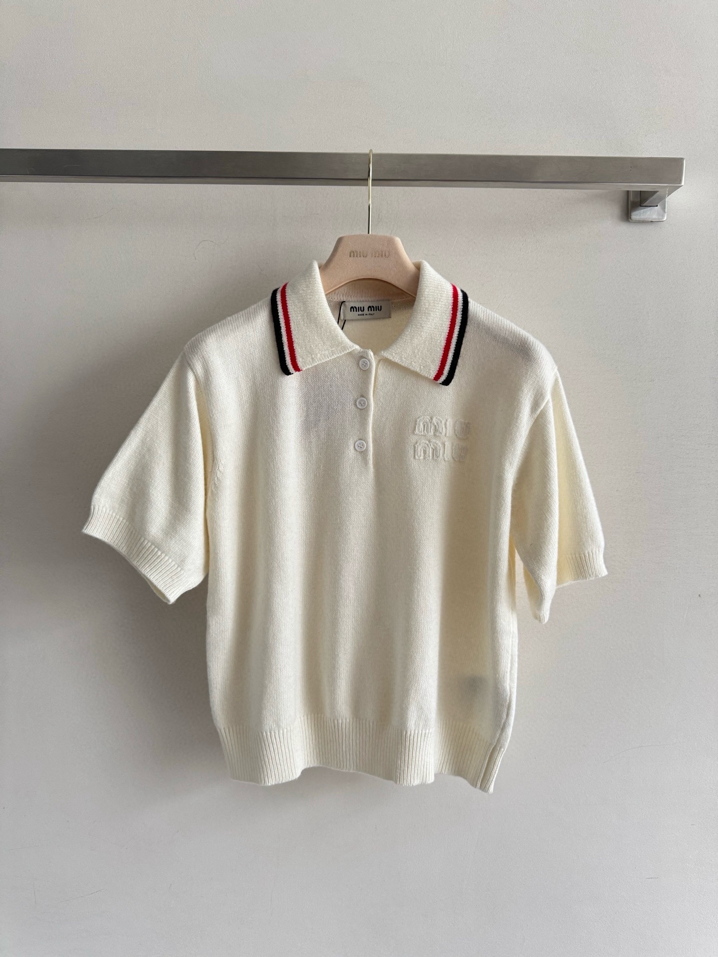 NO:445047,MiuMi*25FW new style college style striped Poo collar sweater This sweater fabric is really impeccable with wool. It is soft and delicate when worn on the body. It seems to be surrounded by clouds. The style design is also very excellent. It fits the body perfectly and has a first-class slimming effect!  The Poo collar design not only retains the youthful vitality of the college style, but also has a sweet temperament. The striped elements are classic and timeless. It makes people fall in love with the daily style paired with various shorts, short skirts or wide-leg pants at a glance. It is OK for you to wear, and it can satisfy you!  Whether it is sweet and cute, or casual, it can be easily controlled. It is really a versatile king!  Two-color SML8, miumiu, skirts, shorts, alexander wang19860909MiuMi*25FW新款 学院风条纹Poo领针织衫这款针织衫面料采用羊毛真的是无可挑剔,柔软细腻穿在身上仿佛被云朵包围版型设计也非常优秀,完美贴合身形,显瘦效果一流！Poo领的设计,既保留了学院风的青春活力,又不失甜美气质.条纹元素更是经典永不过时,让人一眼就爱上日常搭配各种短裤、短裙或阔腿裤都很OK你想要穿出的风格,它都能满足你！无论是甜美可爱,还是休闲随性,都能轻松驾驭,真的是妥妥的百搭王！两色SML8,,miumiu,skirts,shorts,alexander wang,Women's clothing