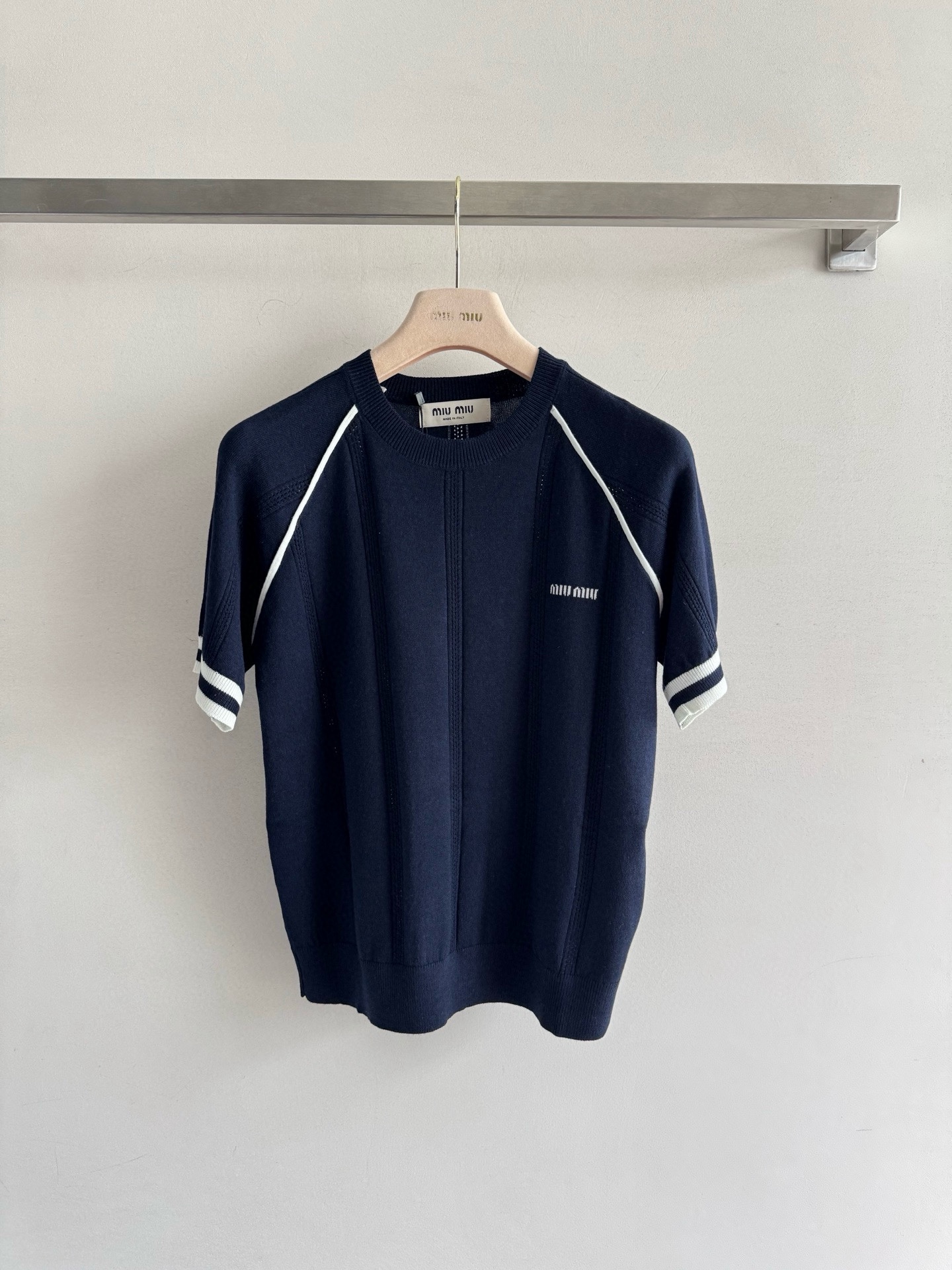 NO:445057,Miumi*25FW new style, college-style logo contrast round neck sweater, simple and fashionable, a youthful and energetic sweater. It is extremely simple and fashionable, with contrasting color strip design. It is conventionally loose and has no limitations on the figure. It contains extremely fine yarn of wool, light and soft, with extremely high breathability, close to the body and not clenched, and has a warm feeling!  Whether you are playful, cute, gentle and quiet, you can easily control it!  SML8, miumiu,alexander wang19860909miumi*25FW新款 学院风徽标撞色圆领针织衫简约时尚 青春又活力的一款针织衫 简单到极致就是时髦,撞色拼条设计 常规宽松,对于身材没有局限性.含羊毛极细纱线,手感轻巧柔软,透气度极高 贴身不扎肉 还有一种温润感！不管你是俏皮可爱还是温柔沉静都能轻松驾驭！SML8,,miumiu,alexander wang,Women's clothing