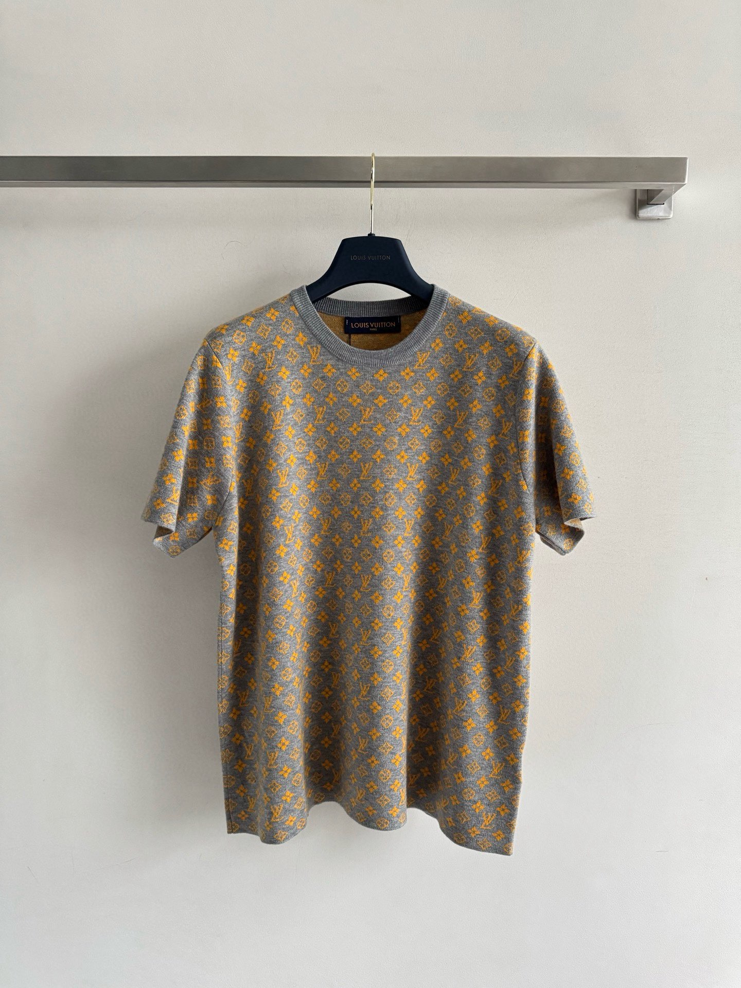 NO:445031,LV25FW new round neck pullover short-sleeved sweater, full of classic logo jacquard design, soft and delicate fabric, very neic, fashionable and generous, daily casual style!  SML8, louis vuitton, T-shirt, alexander wang19860909LV25FW新款 圆领套头短袖针织衫 布满经典logo提花设计 面料柔软细腻很neic 时尚大方,日常休闲款！SML8,,louis vuitton,T-shirt,alexander wang,Women's clothing