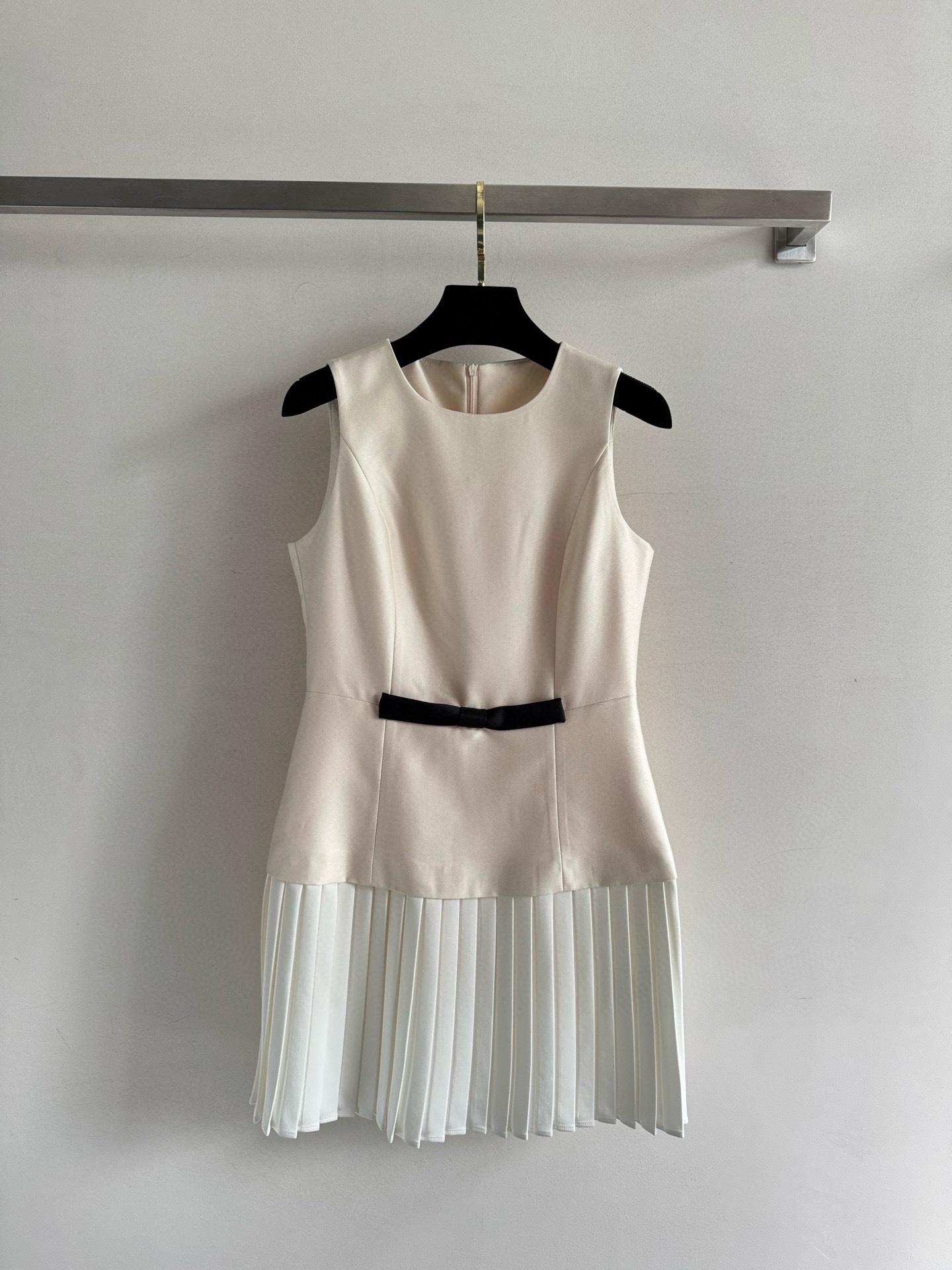 NO:445036,MAIDIREMA*25FW new style, bow sleeveless dress round neck waist-hugging style, three-dimensional tailoring, pleated hem, adding layering, bow sewing decoration at waist, full of high-end sense of celebrity, essential white and rich beauty, SML-,, skirts, alexander wang19860909MAIDIREMA*25FW新款 蝴蝶结无袖连衣裙圆领收腰版型 立体剪裁 下摆百褶拼接 增添层次感 腰处蝴蝶结缝制装饰 满满的名媛高级感 白富美必备SML-,,skirts,alexander wang,Women's clothing