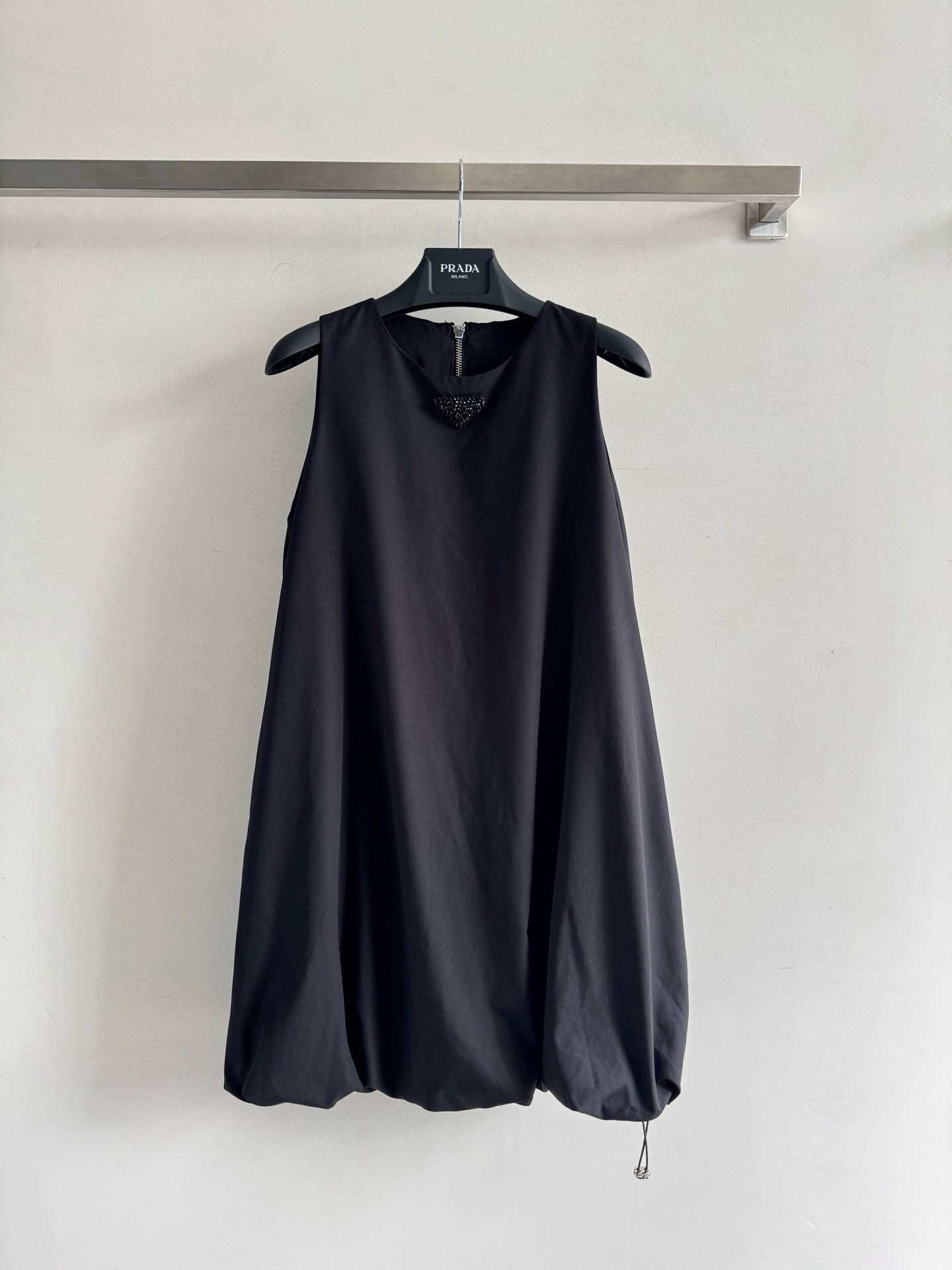 NO:445041,PRAD*25FW new style, sleeveless round-neck flower bud dress, playful, lively and sweet!  Easily grasp the sweet and cool girlish atmosphere!  The slight flower buds of the skirt are the fashionable highlights of the shape. The hem can be adjusted with drawstring on the chest, the bright diamond triangle mark on the chest is low-key and refined. It is a sweet girl with two colors SML8, prada, skirts, alexander wang19860909PRAD*25FW新款 无袖圆领花苞连衣裙俏皮灵动清甜感拉满！轻松拿捏甜酷少女气息！减龄休闲 裙摆微微花苞更是造型的时尚亮点 下摆可抽绳调节设计胸前亮钻三角标低调又不失精致感,穿上就是甜甜少女两色SML8,,prada,skirts,alexander wang,Women's clothing