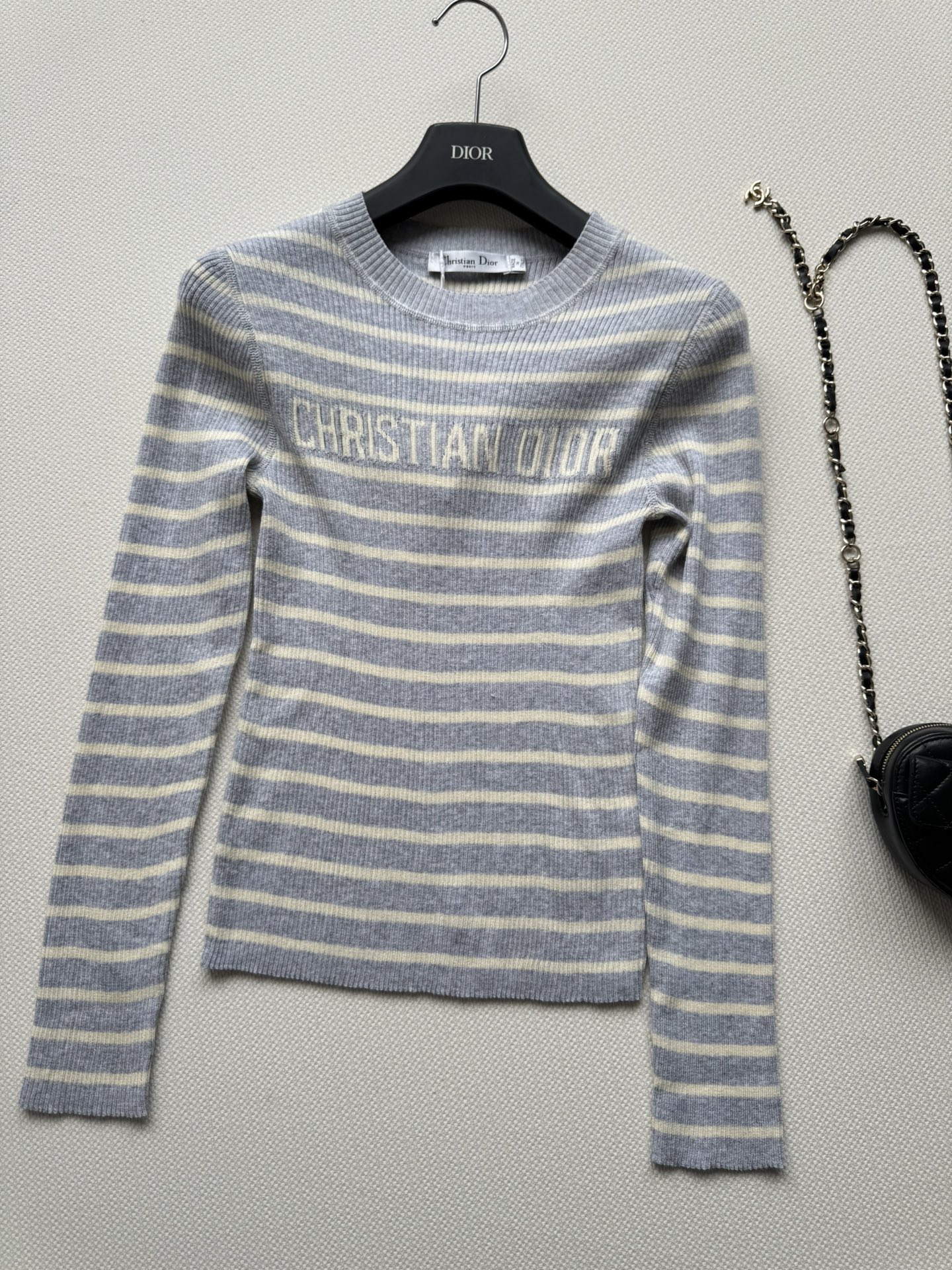 NO:445942,Dio*25FW new long-sleeved striped sweater, classic letter printing embellishment, round neck straight shoulder cut, close-fitting style, soft and breathable fabric, full of comfort and versatility and fashionable!  Four colors available ~SML8, dior, alexander wang19860909Dio*25FW新款长袖条纹针织衫,经典字母印花点缀,圆领正肩剪裁,贴身版型,面料手感柔软透气,舒适度满分百搭时尚！四个颜色可选～SML8,,dior,alexander wang,Women's clothing