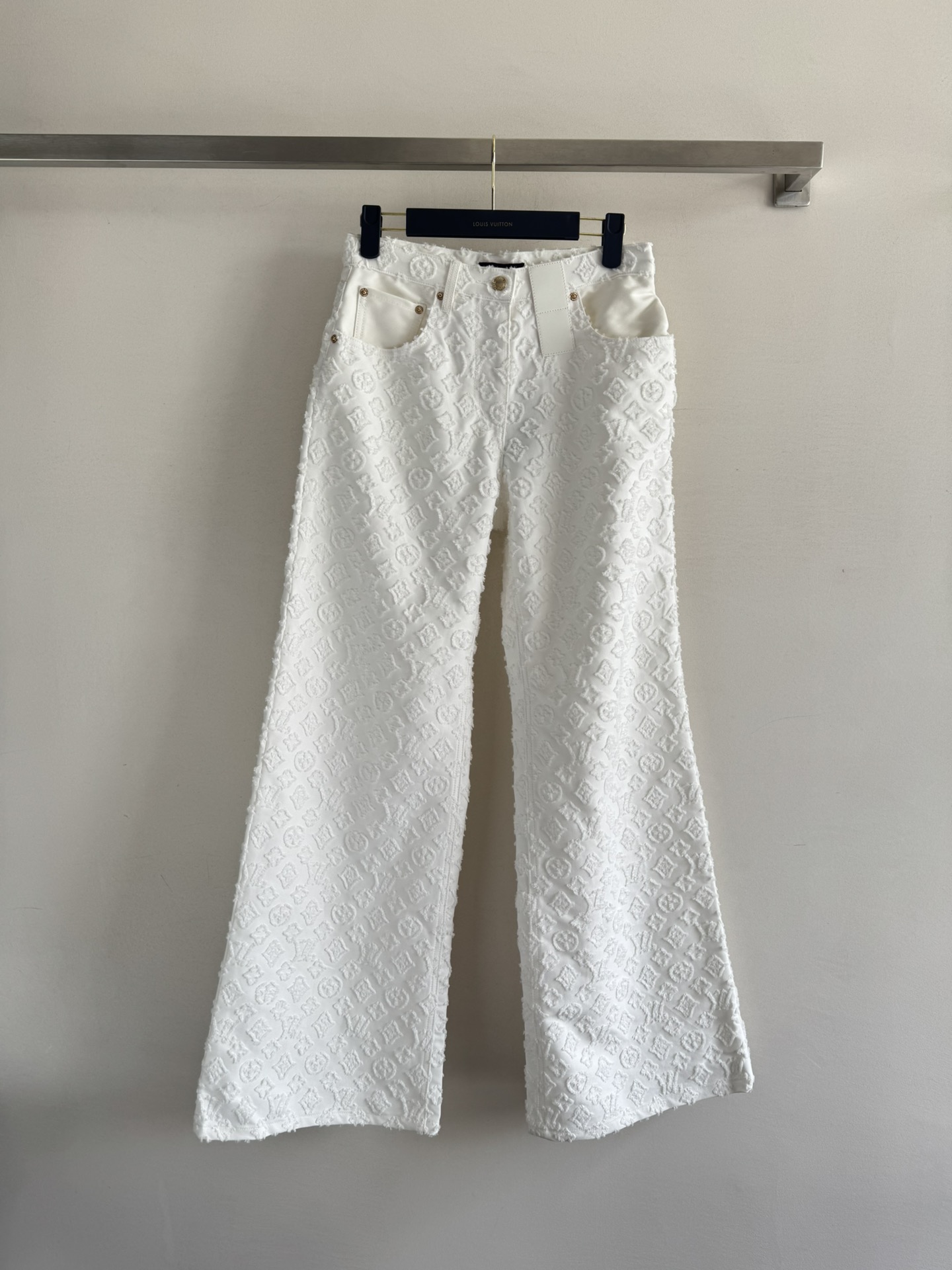 NO:445950,Louis Vuitto*25FW series new jacquard denim trousers, covered with logo patterns, jacquard craftsmanship, three-dimensional tailoring, clean and neat, tall and fashionable, versatile and easy to control, full of texture~ A must-have high-end item for white and rich beauty!  SML8, louis vuitton,alexander wang19860909Louis Vuitto*25FW系列新款提花牛仔长裤 布满logo图案提花工艺 立体剪裁 干净利落 上身显高挑时髦 百搭好驾驭质感满满～白富美必备高级单品！SML8,,louis vuitton,alexander wang,Women's clothing