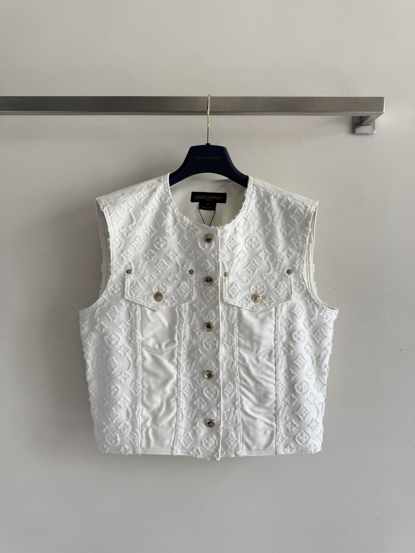 NO:445965,Louis Vuitto*25FW series new model round neck jacquard denim vest covered with logo pattern jacquard craftsmanship, three-dimensional tailoring H-style upper body looks tall and fashionable, customized metal buckle embellishment full of texture ~ white and rich beauty must-have high-end products!  SML8, louis vuitton,alexander wang19860909Louis Vuitto*25FW系列新款 圆领提花牛仔马甲 布满logo图案提花工艺 立体剪裁H版型 上身显高挑时髦 定制金属扣点缀质感满满～白富美必备高级单品！SML8,,louis vuitton,alexander wang,Women's clothing