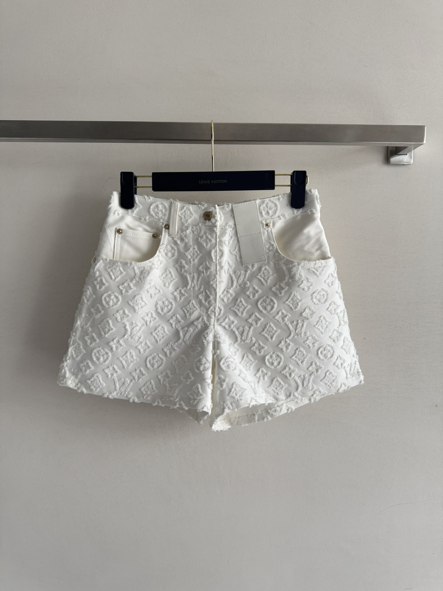 NO:448195,Louis Vuitto*25FW series new jacquard denim shorts, covered with logo patterns, jacquard craftsmanship, three-dimensional tailoring, clean and neat, tall and fashionable, versatile and easy to control, full of texture~ A must-have high-end item for white and rich beauty!  SML8, louis vuitton, shorts, alexander wang19860909Louis Vuitto*25FW系列新款提花牛仔短裤 布满logo图案提花工艺 立体剪裁 干净利落 上身显高挑时髦 百搭好驾驭质感满满～白富美必备高级单品！SML8,,louis vuitton,shorts,alexander wang,Women's clothing