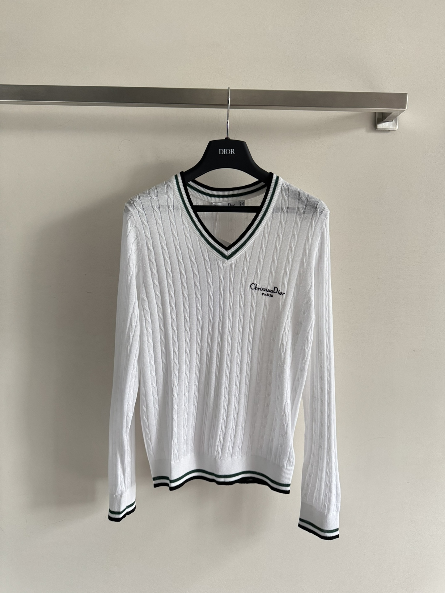 NO:448179,Dio*25SS new long-sleeved sweater, classic letter embroidery embellishment, V-neck contrasting striped design, front shoulder cut, close-fitting style, soft and breathable fabric feels, full of comfort and versatility in daily commuting!  Complete three colors SML8, dior, alexander wang19860909Dio*25SS新款长袖针织衫,经典字母刺绣点缀,V领撞色条纹设计,正肩剪裁,贴身版型,面料手感柔软透气,舒适度满分日常通勤百搭！三色齐全SML8,,dior,alexander wang,Women's clothing