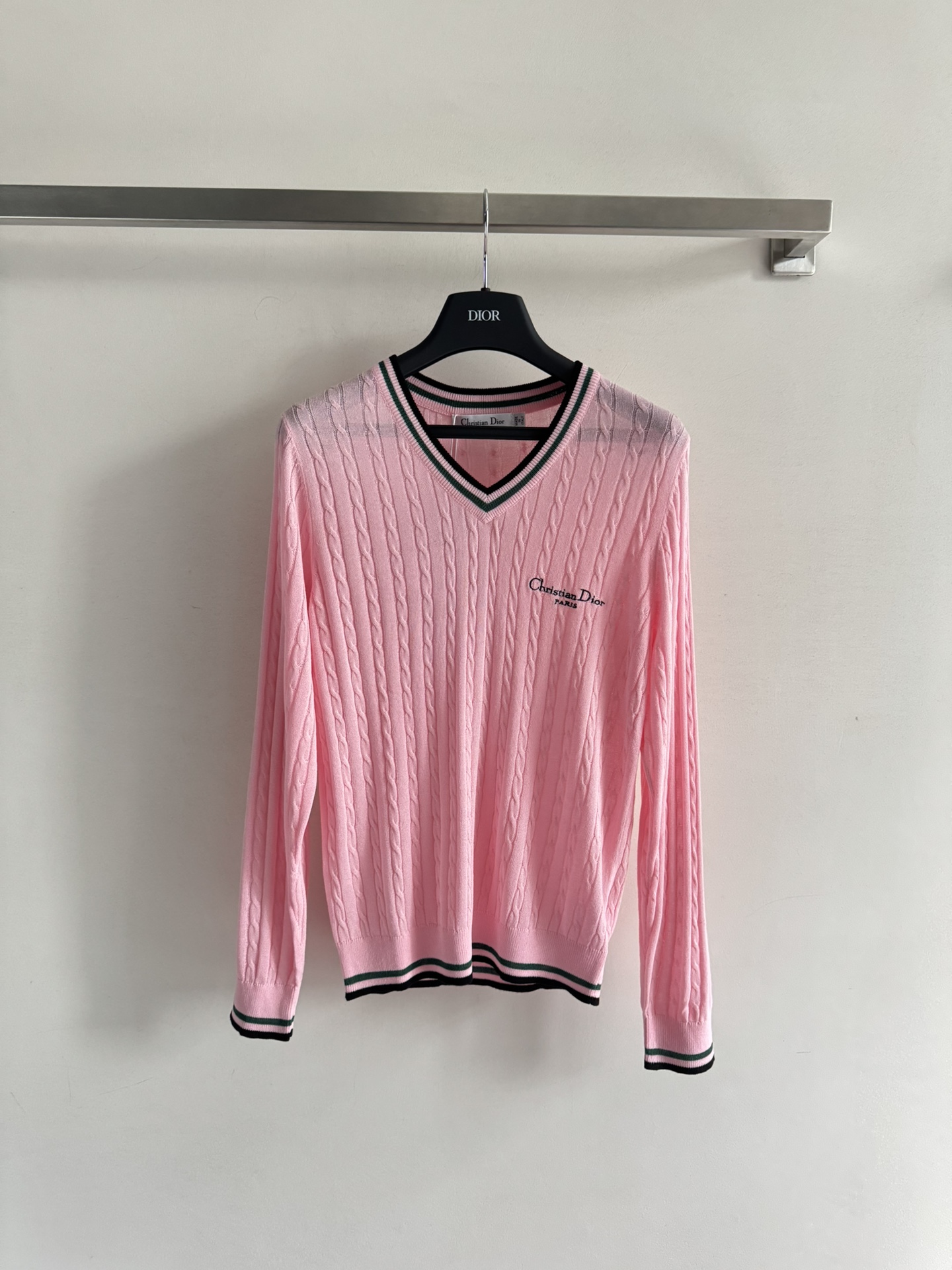 NO:448183,Dio*25SS new long-sleeved sweater, classic letter embroidery embellishment, V-neck contrasting striped design, front shoulder cut, close-fitting style, soft and breathable fabric feels, full of comfort and versatility in daily commuting!  Three colors SML8 0,,dior,alexander wang19860909Dio*25SS新款长袖针织衫,经典字母刺绣点缀,V领撞色条纹设计,正肩剪裁,贴身版型,面料手感柔软透气,舒适度满分日常通勤百搭！三色齐全SML8 0,,dior,alexander wang,Women's clothing