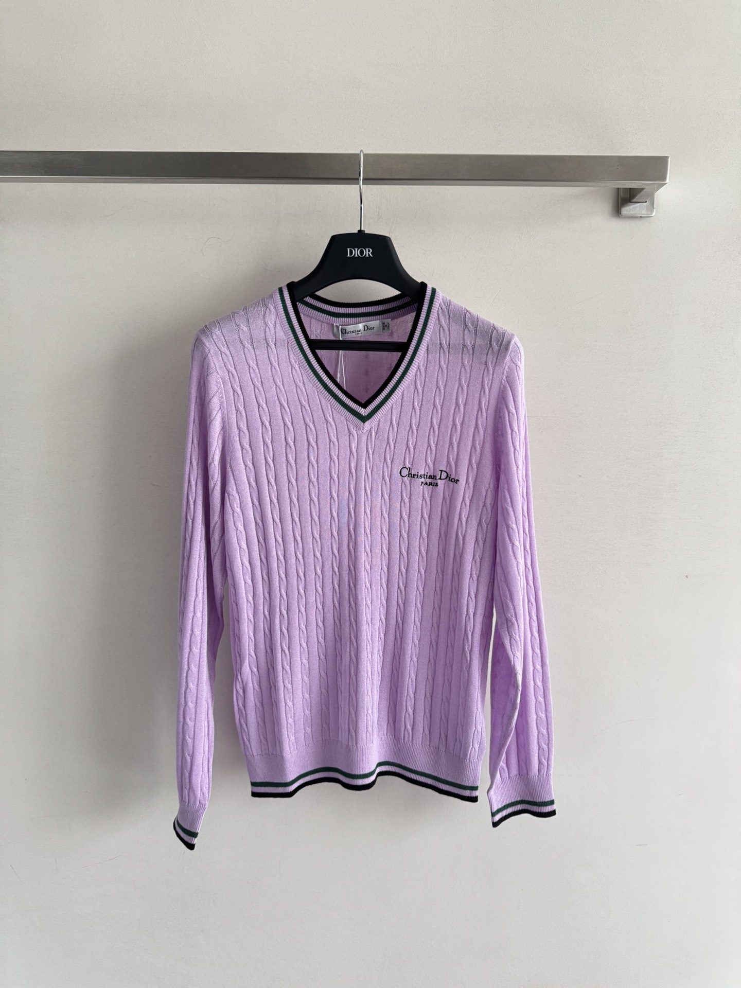 NO:448187,Dio*25SS new long-sleeved sweater, classic letter embroidery embellishment, V-neck contrasting striped design, front shoulder cut, close-fitting style, soft and breathable fabric feels, full of comfort and versatility in daily commuting!  Complete three colors SML8, dior, alexander wang19860909Dio*25SS新款长袖针织衫,经典字母刺绣点缀,V领撞色条纹设计,正肩剪裁,贴身版型,面料手感柔软透气,舒适度满分日常通勤百搭！三色齐全SML8,,dior,alexander wang,Women's clothing