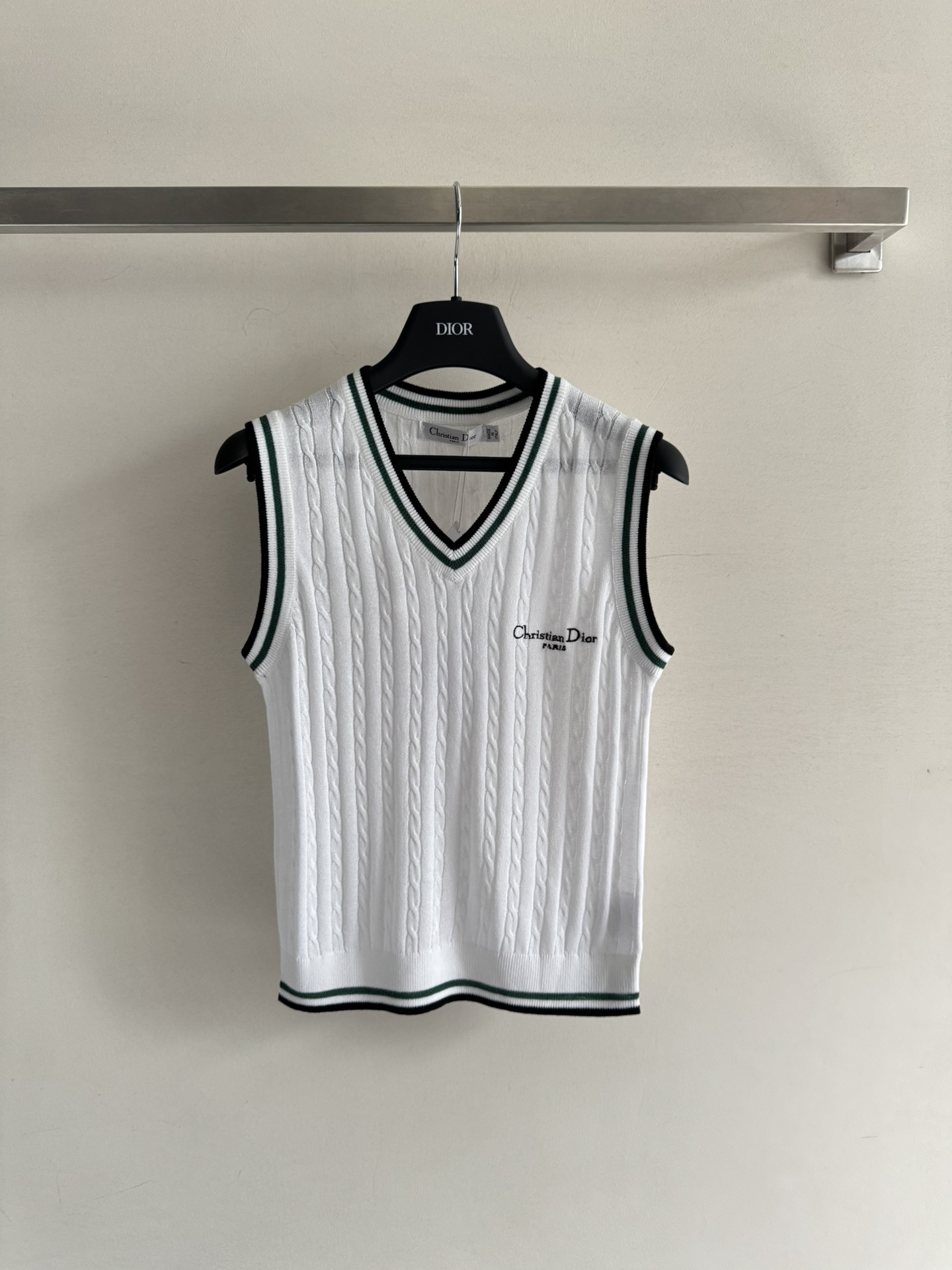 NO:448191,Dio*25SS new vest sweater, classic letter embroidery embellishment, V-neck contrasting striped design, front shoulder cut, close-fitting style, soft and breathable fabric feels, full of comfort and versatility in daily commuting!  Complete three colors SML8, dior, alexander wang19860909Dio*25SS新款背心针织衫,经典字母刺绣点缀,V领撞色条纹设计,正肩剪裁,贴身版型,面料手感柔软透气,舒适度满分日常通勤百搭！三色齐全SML8,,dior,alexander wang,Women's clothing