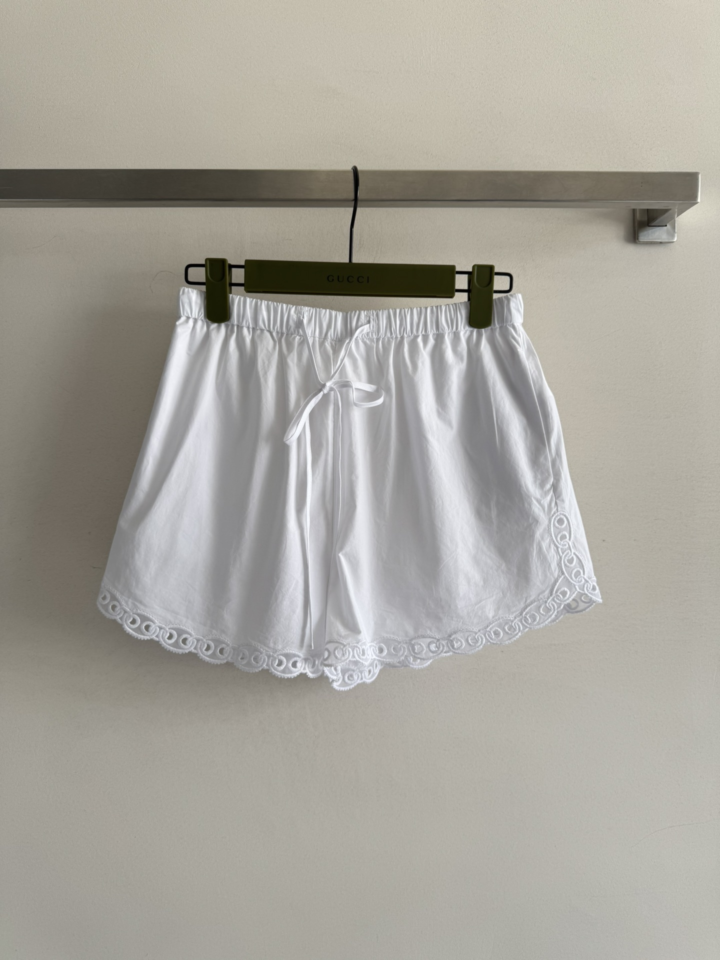 NO:449384,GUCC*25SS new drawstring shorts, the drawstring elastic waist design is simple and inclusive, without losing the sense of fashion. The lace edge decoration at the hem is the finishing touch, making the whole pants look very personal. The material is light and comfortable, and it is very relaxing and comfortable to wear on the body. Whether you are shopping or commuting, you can match it with versatility!  SML-, gucci, shorts, alexander wang19860909GUCC*25SS新款抽绳短裤,抽绳松紧腰的设计简约包容又不失时尚感 下摆蕾丝边装饰更是点睛之笔,让整个裤子看起来非常有个性.材质轻薄舒适,穿在身上非常轻松自在,无论是逛街还是通勤都能让你百搭好驾驭！SML-,,gucci,shorts,alexander wang,Women's clothing