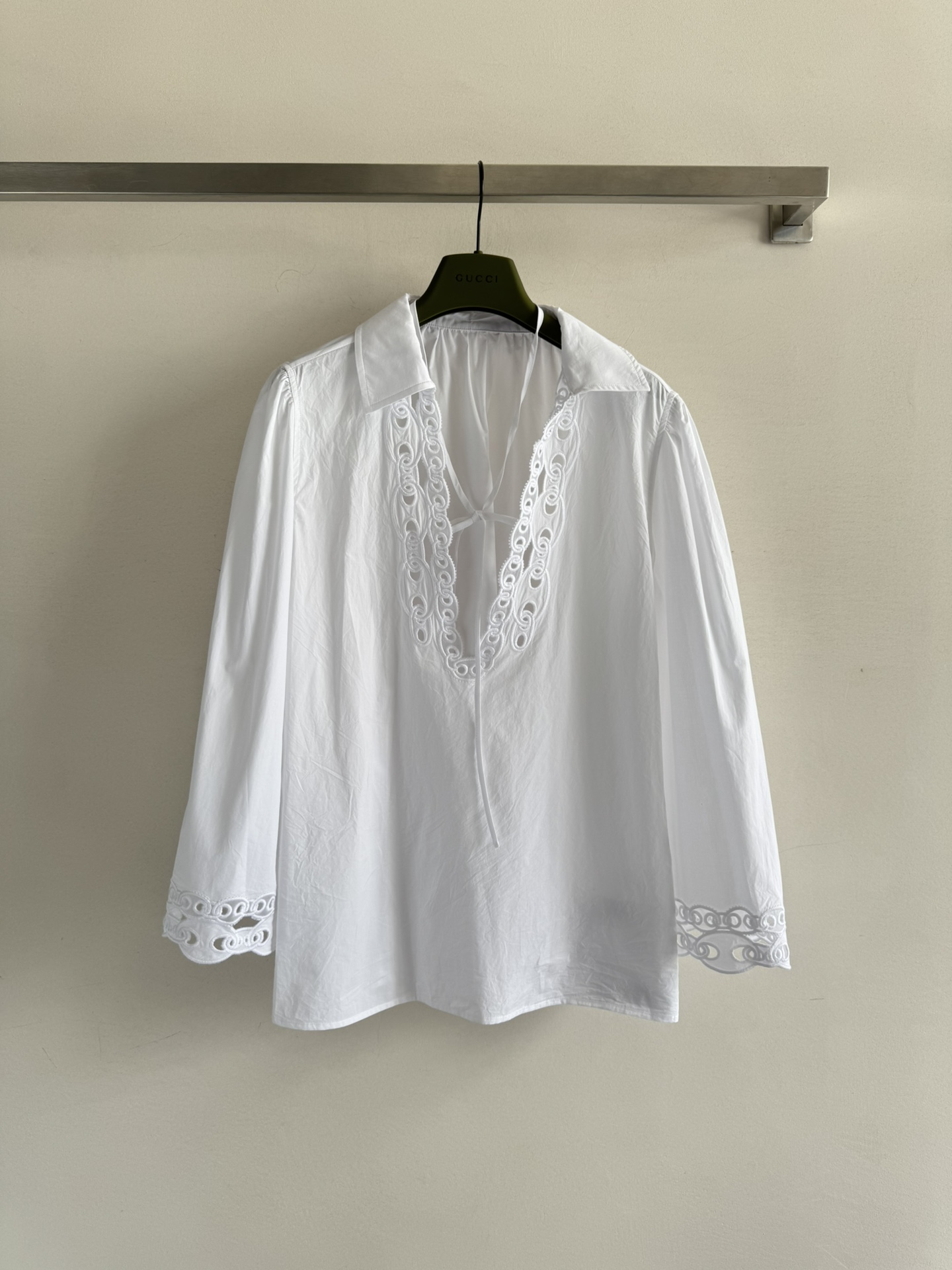 NO:449392,GUCC*25SS new lace shirt, lace-up decoration and exquisite lace edge design, full of fashion sense, versatile and comfortable, loose style is quite hidden, recommended to match series shorts with a set of upper body, lazy and relaxing, full of temperament. Good-looking recommendation SML8, gucci, shorts, shirts, alexander wang19860909GUCC*25SS新款蕾丝衬衫,系带装饰搭配精致蕾丝边设计,时尚感拉满,百搭舒适,宽松版型蛮藏肉的,推荐搭配系列短裤一套上身,慵懒松弛感,气质满满 好看推荐SML8,,gucci,shorts,shirts,alexander wang,Women's clothing