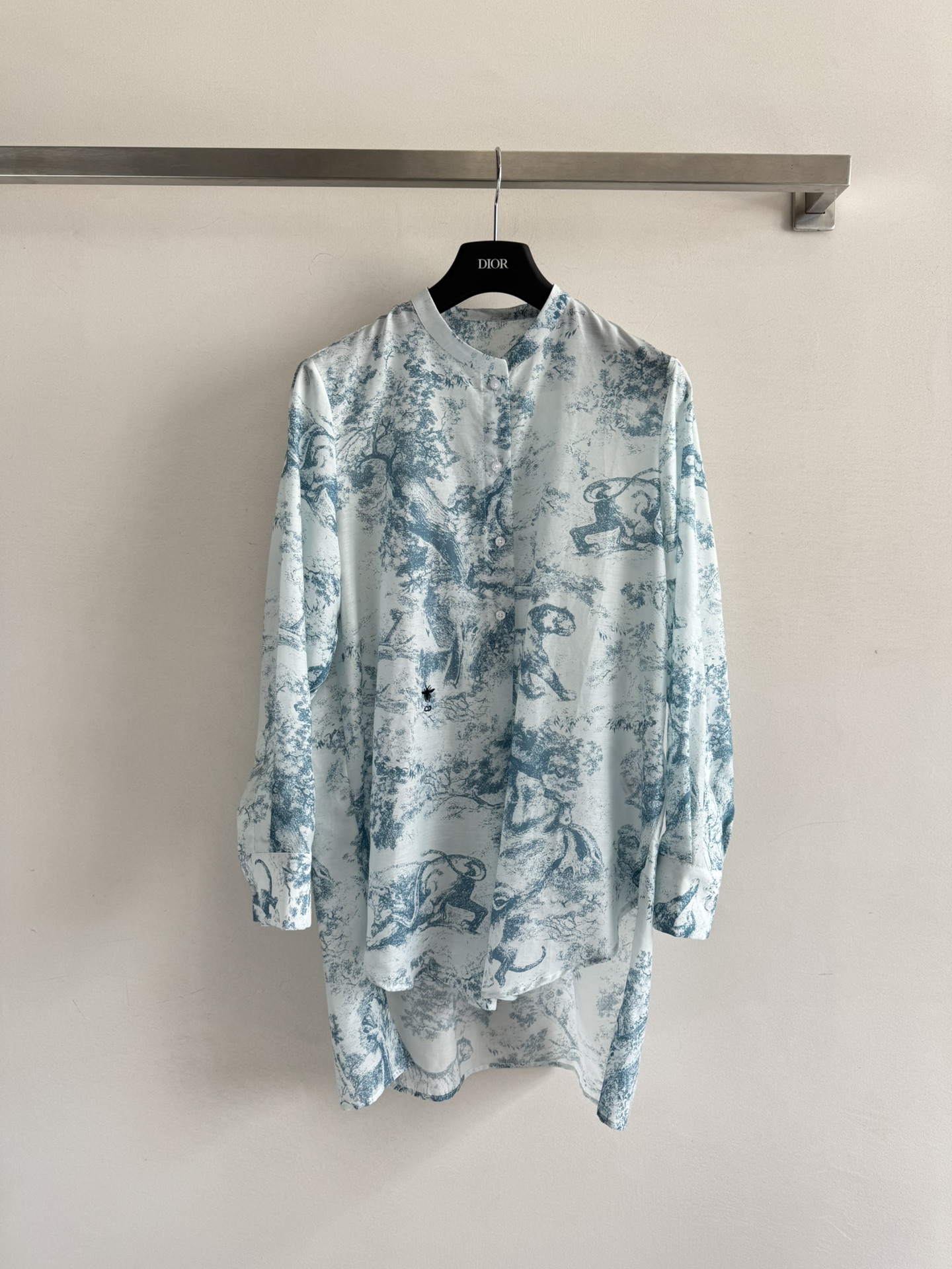 NO:449423,Dio*D Home 25 early autumn new style, custom-made fabric of animal jungle printed shirt, breathable and skin-friendly, classic loose style, short front and long tailoring, paired with stand collar and front button closure, overall gentle and sunny, showing high-end and elegant temperament ＳＭＬ,,dior,dior,alexander wang19860909Dio*D家25早秋新款,动物丛林印花衬衣定制面料精心制作 质感透气亲肤 经典的宽松版型,前短后长的剪裁 搭配立领和正面纽扣开合 整体温柔吸晴起来 尽显高级优雅气质 ＳＭＬ,,dior,dior,alexander wang,Women's clothing