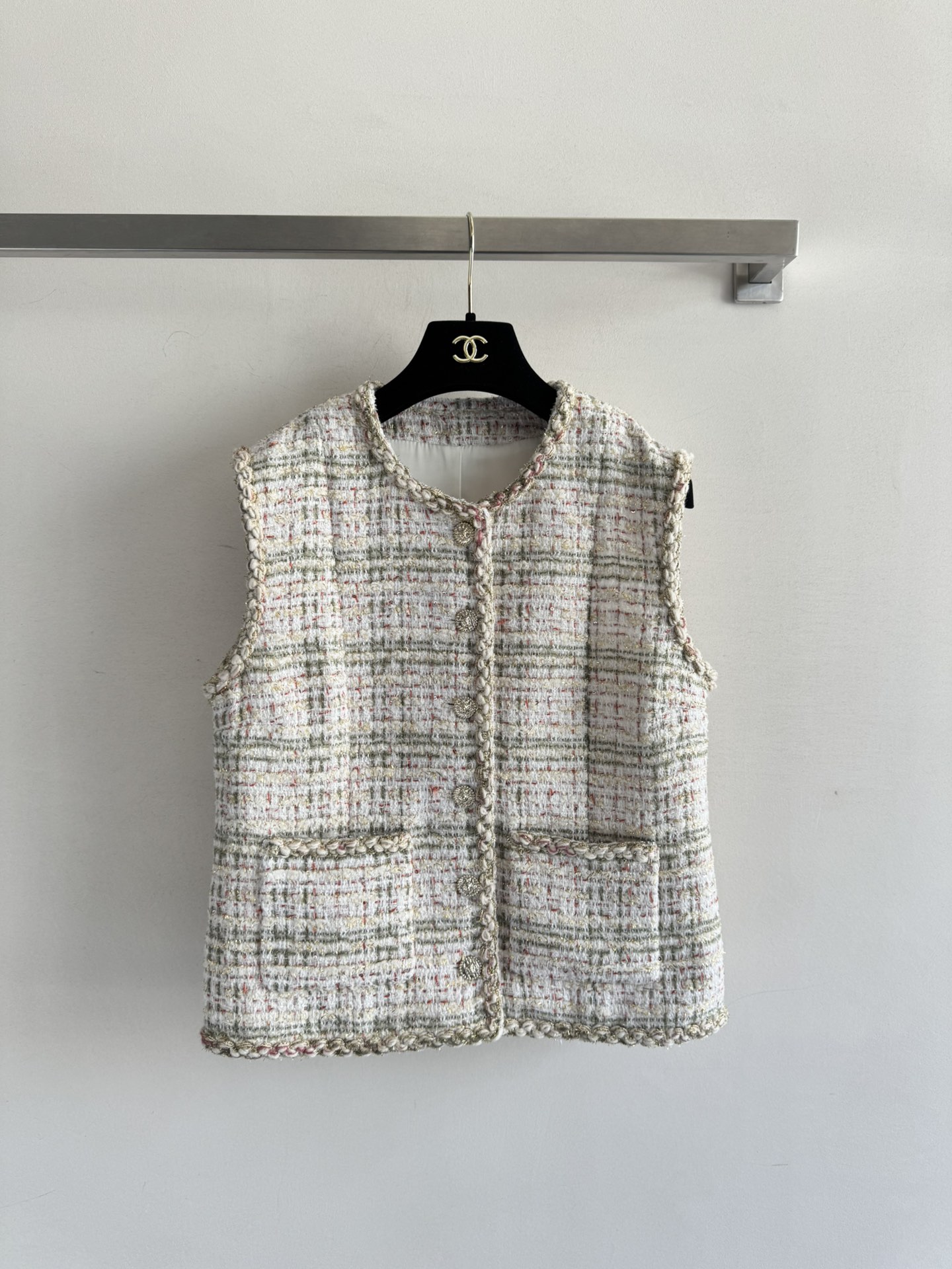 NO:450292,Chane*25SS new small fragrant tweed vest jacket, the tweed fabric makes the texture come to your face!  The details of silver wire are full of details and are decorated with retro metal single-row buttons, adding a sense of exquisiteness. The simple and not monotonous design is simple and relaxed. The exquisiteness behind the upper body is revealed. The vest is neat and layered, injecting a fashionable atmosphere into the overall shape!  White and rich beauty must-have items~SML8, chanel, jackets & coats, alexander wang19860909chane*25SS新款小香粗呢马甲外套,粗花呢的面料让质感扑面而来！银丝点缀细节拉满搭配上复古金属单排纽扣装饰,增添了精致感,简约不单调的设计,上身后精致中透露着松弛,马甲的剪裁利落而富有层次感,为整体造型注入了时尚气息！白富美必入单品～SML8,,chanel,jackets & coats,alexander wang,Women's clothing