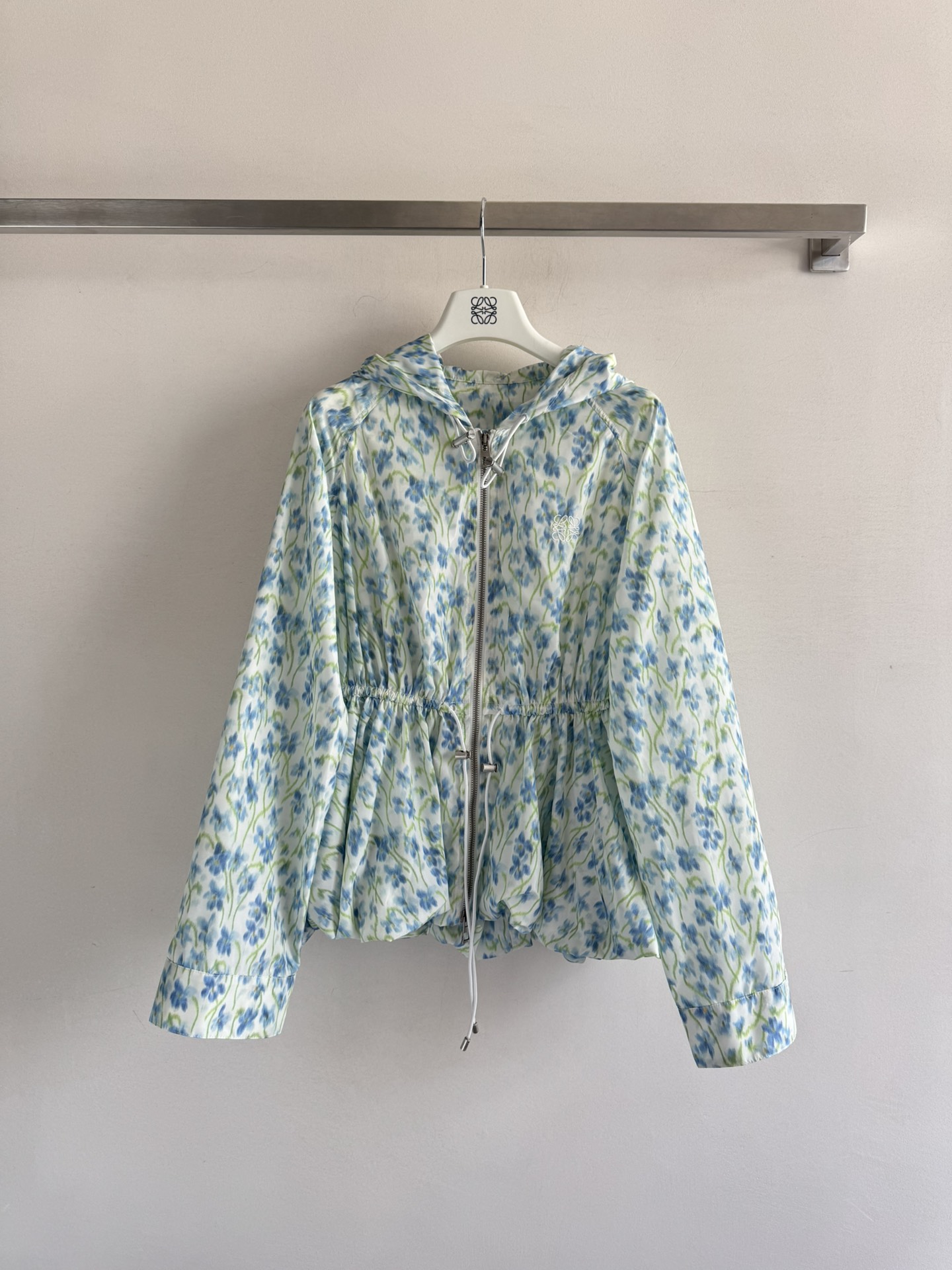 NO:450249,LOEW* early autumn printed sunscreen windbreaker jacket custom fabric is light and soft, adjustable waist elastic design, drawstring waist bunny poses with slim and bust poses, classic logo on the chest is low-key and fashionable, unique dreamy flowers bring the ultimate modern and romantic feeling, age-reducing girls' outfits are light and elegant, and put on the romance on SML-,,loewe, jackets & coats,alexander wang19860909LOEW*早秋印花防晒风衣外套定制面料轻薄柔软 腰部可调节松紧设计 抽绳束腰花苞蓬蓬衣摆造型绝绝子、胸前经典徽标低调时髦,独特的梦幻花卉带来的极致摩登浪漫感,減龄少女穿搭轻盈优雅把浪漫穿上身SML-,,loewe,jackets & coats,alexander wang,Women's clothing