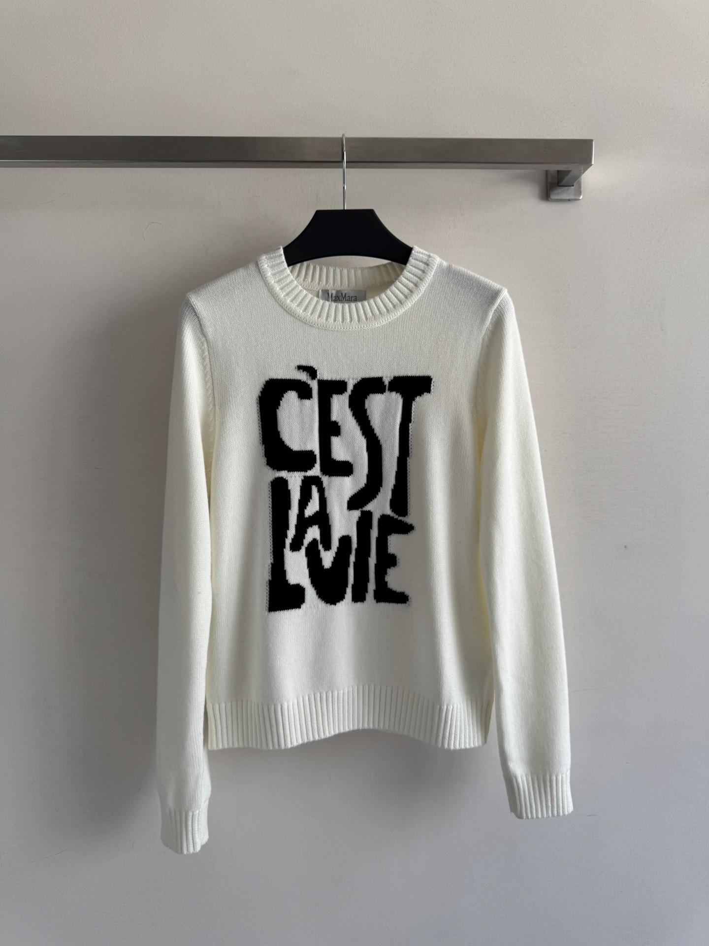 NO:450286,MaxMar*25 early autumn pullover sweater fits and looks slim and loose, with threaded edges that are not easy to deform, and the upper body is soft and skin-friendly!  Contrasting color jacquard embellishments create a retro and versatile temperament SML, alexander wang19860909MaxMar*25早秋套头针织衫合身显瘦的微宽松版型,螺纹收边不易变形 上身软糯亲肤！撞色提花点缀碰撞出复古又百搭的气质SML,,alexander wang,Women's clothing