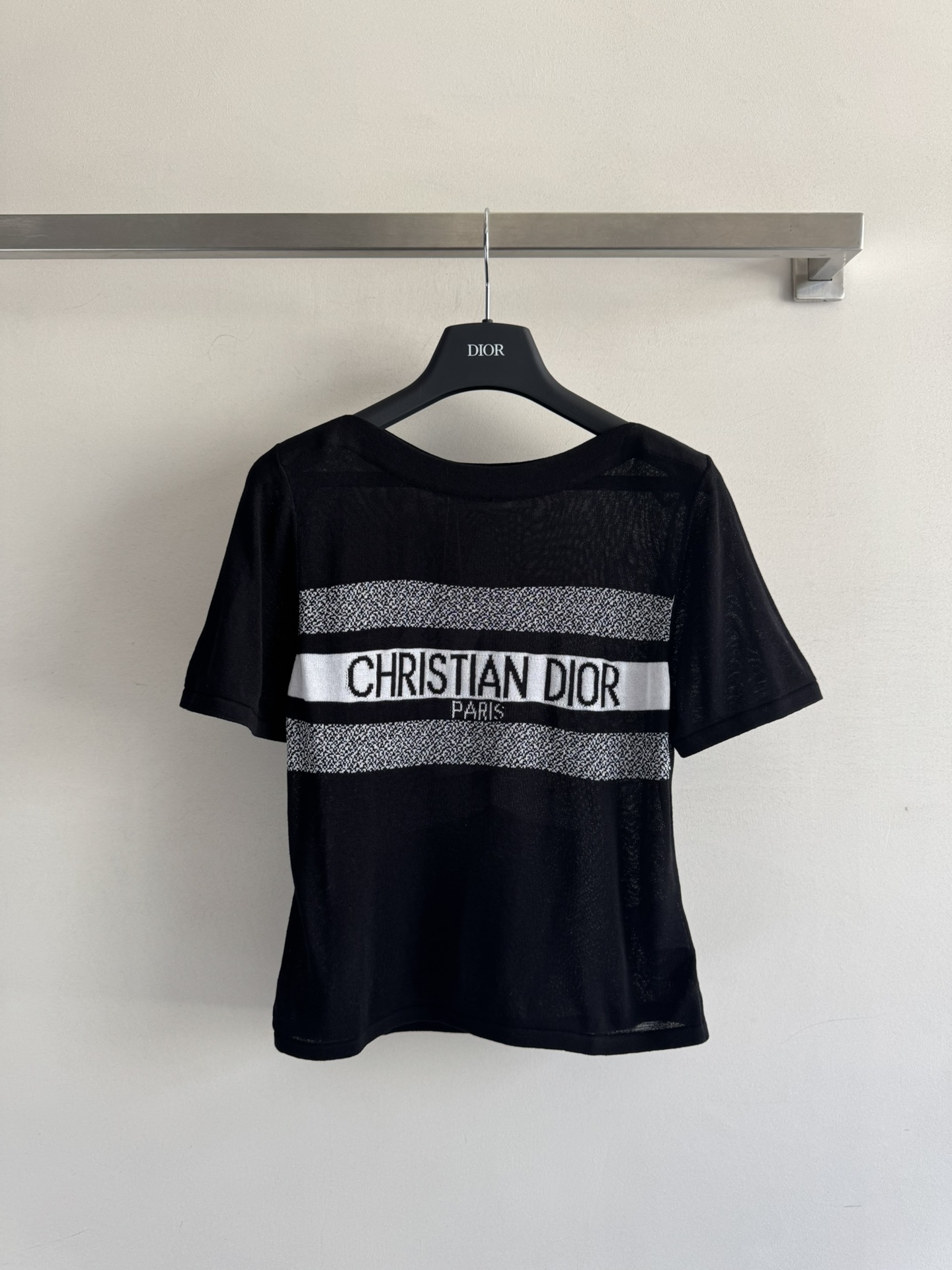 NO:450274,DIO*25SS new style, classic five-pointed star printed short-sleeved sweater, wearable front and back design, embellished with letter logo. The overall style is simple and elegant, not monotonous, fashionable and high-end!  Everyday versatile!  Three-color SML, dior, T-shirt, alexander wang19860909DIO*25SS新款 经典五角星印花短袖针织衫 前后可穿设计,饰以字母logo点缀 整体简约大方又不单调 时髦高级不过时！日常百搭！三色SML,,dior,T-shirt,alexander wang,Women's clothing