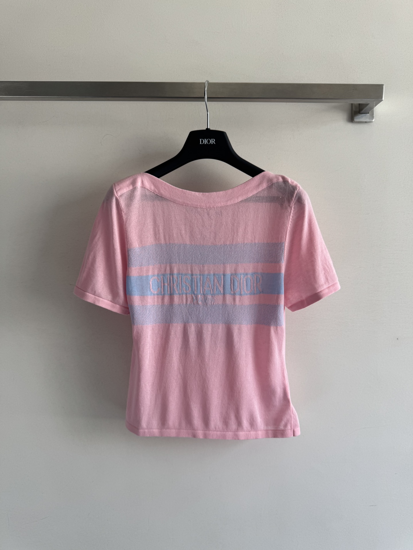 NO:450281,DIO*25SS new style, classic five-pointed star printed short-sleeved sweater, wearable front and back design, embellished with letter logo. The overall style is simple and elegant, not monotonous, fashionable and high-end!  Everyday versatile!  Three-color SML8, dior, T-shirt, alexander wang19860909DIO*25SS新款 经典五角星印花短袖针织衫 前后可穿设计,饰以字母logo点缀 整体简约大方又不单调 时髦高级不过时！日常百搭！三色SML8,,dior,T-shirt,alexander wang,Women's clothing