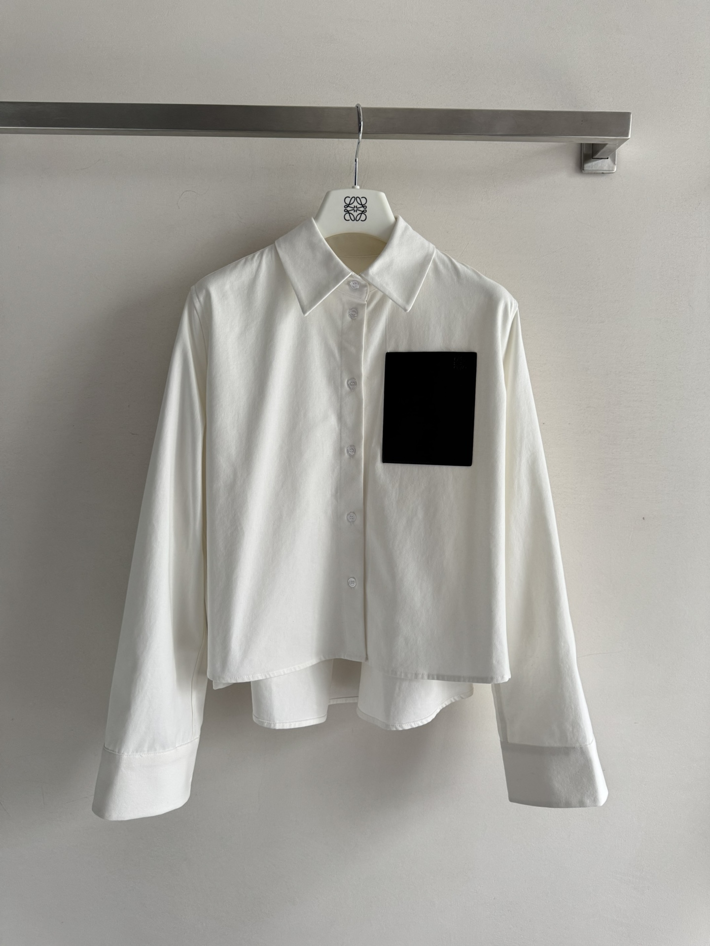 NO:450843,LOEW*25FW new denim shirt jacket, loose style cut, cool, versatile upper body, free and casual, casual and age-reducing low-key luxury badge leather card pocket design, highlighting the brand image, fashionable and trendy matching series casual pants, full of high-end SML8,,loewe, jackets & coats,shirts,alexander wang19860909LOEW*25FW新款牛仔衬衫外套,宽松版型剪裁 上身酷炫百搭不挑人,自由随性休闲减龄 低调奢华的徽章皮牌口袋设计,彰显品牌形象,时尚潮流搭配系列休闲裤,满满的高级感SML8,,loewe,jackets & coats,shirts,alexander wang,Women's clothing