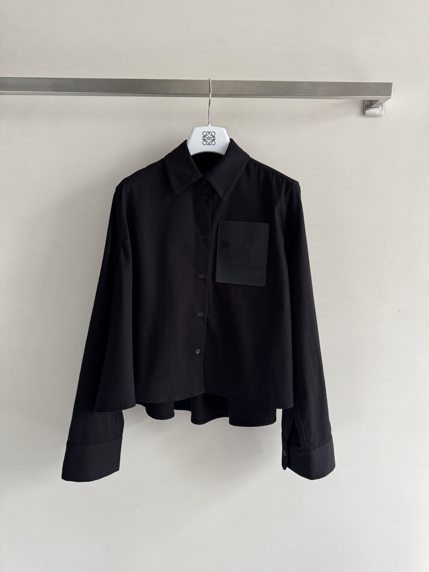 NO:450848,LOEW*25FW new denim shirt jacket, loose style cut, cool, versatile upper body, free and casual, casual and age-reducing low-key luxury badge leather card pocket design, highlighting the brand image, fashionable and trendy matching series casual pants, full of high-end SML, loewe, jackets & coats,shirts,alexander wang19860909LOEW*25FW新款牛仔衬衫外套,宽松版型剪裁 上身酷炫百搭不挑人,自由随性休闲减龄 低调奢华的徽章皮牌口袋设计,彰显品牌形象,时尚潮流搭配系列休闲裤,满满的高级感SML,,loewe,jackets & coats,shirts,alexander wang,Women's clothing