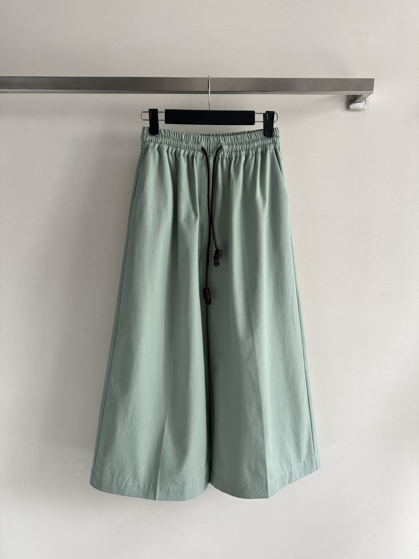 NO:450853,LOEW*25FW new loose wide-leg pants, elastic waist leather drawstring design, wide-leg pants look slim and inclusive, free and casual, casual and fashionable, low-key and luxurious badge embroidery pattern, highlighting the brand's high-end temperament, versatile and not picky about body shape, wearable for daily commuting!  SML8, loewe, alexander wang19860909LOEW*25FW新款宽松阔腿裤 松紧腰皮质抽绳设计 阔腿裤型显瘦包容 上身自由随性 休闲时髦 低调奢华的徽章刺绣图案,彰显品牌高级气质 百搭不挑身材 日常通勤可穿！SML8,,loewe,alexander wang,Women's clothing