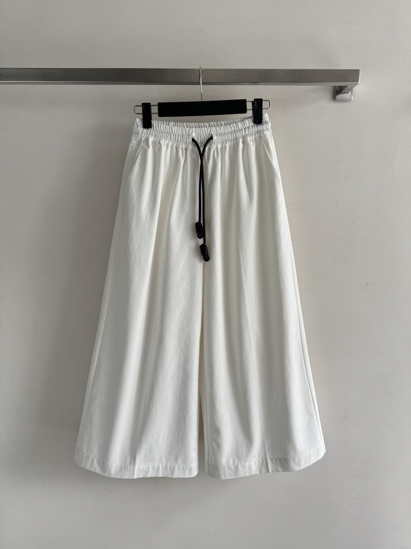 NO:450863,LOEW*25FW new loose wide-leg pants, elastic waist leather drawstring design, wide-leg pants look slim and inclusive, free and casual, casual and fashionable, low-key and luxurious badge embroidery pattern, highlighting the brand's high-end temperament, versatile and not picky about body shape, wearable for daily commuting!  SML8, loewe, alexander wang19860909LOEW*25FW新款宽松阔腿裤 松紧腰皮质抽绳设计 阔腿裤型显瘦包容 上身自由随性 休闲时髦 低调奢华的徽章刺绣图案,彰显品牌高级气质 百搭不挑身材 日常通勤可穿！SML8,,loewe,alexander wang,Women's clothing