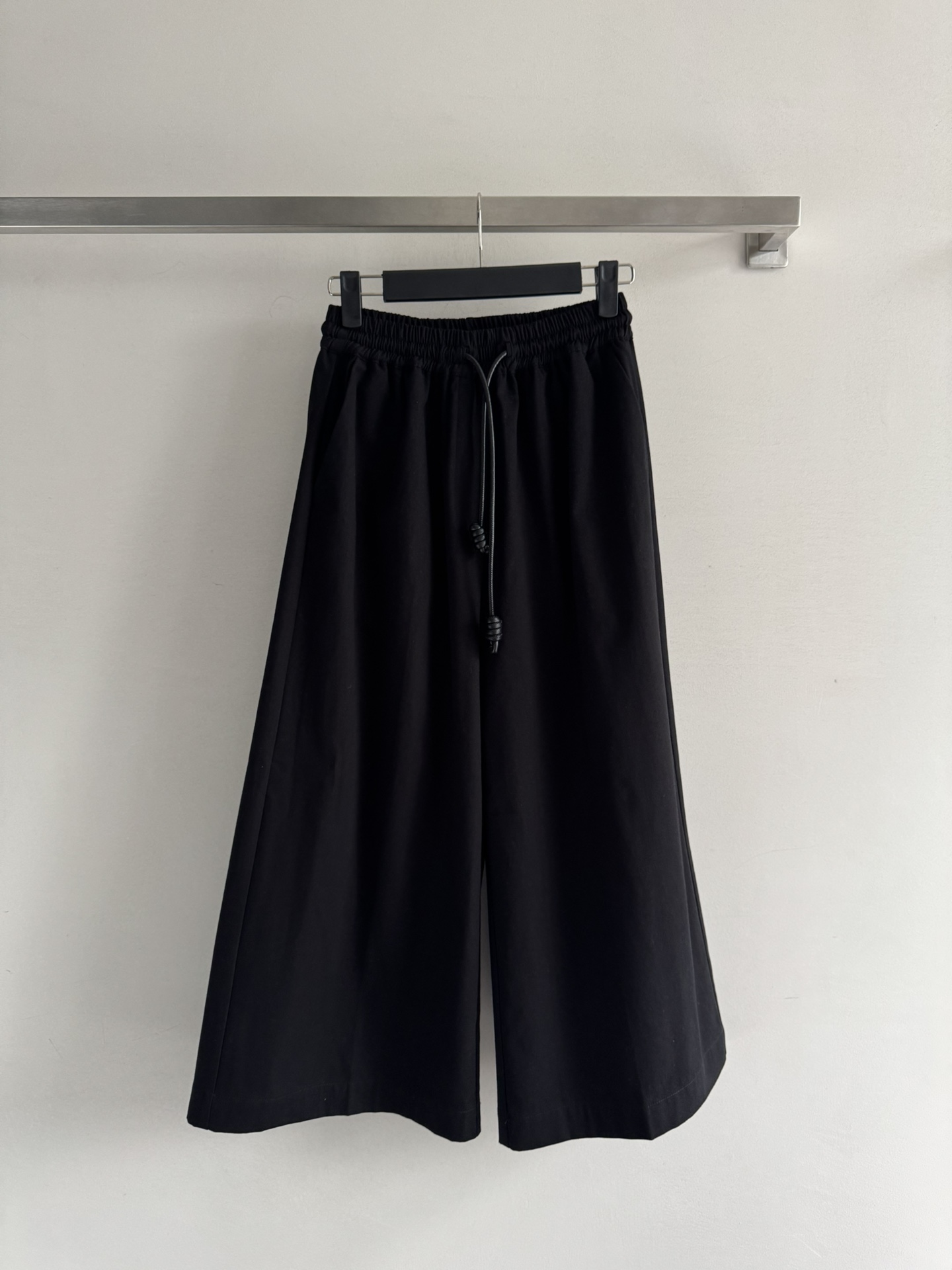 NO:450858,LOEW*25FW new loose wide-leg pants, elastic waist leather drawstring design, wide-leg pants look slim and inclusive, free and casual, casual and fashionable, low-key and luxurious badge embroidery pattern, highlighting the brand's high-end temperament, versatile and not picky about body shape, wearable for daily commuting!  SMl, loewe,alexander wang19860909LOEW*25FW新款宽松阔腿裤 松紧腰皮质抽绳设计 阔腿裤型显瘦包容 上身自由随性 休闲时髦 低调奢华的徽章刺绣图案,彰显品牌高级气质 百搭不挑身材 日常通勤可穿！SMl,,loewe,alexander wang,Women's clothing