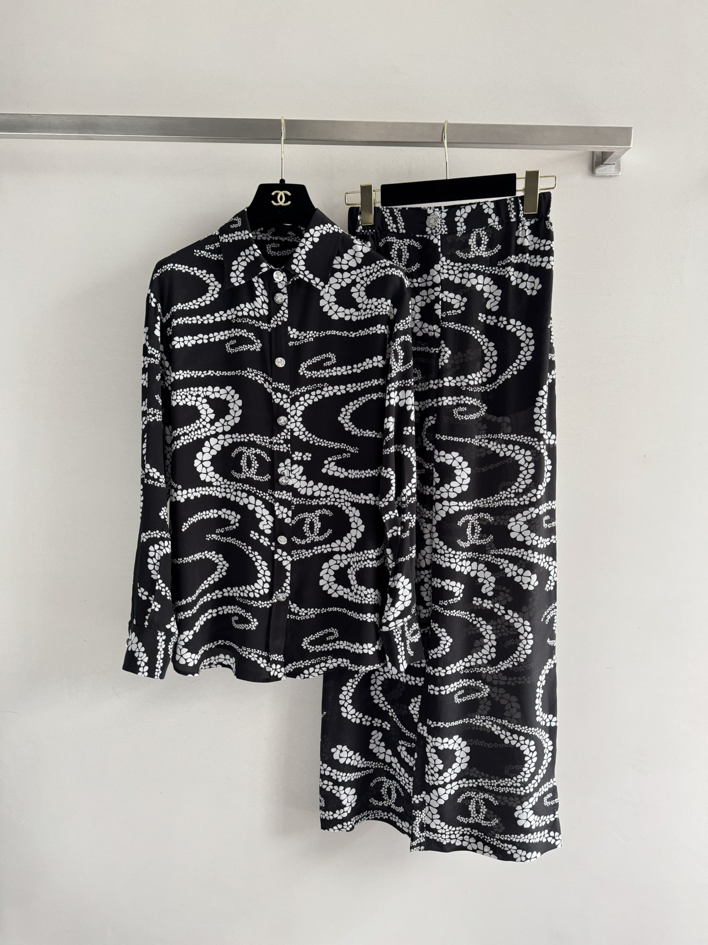 NO:450819,CHANE*25 new silk shirt silk fabric feels smooth and comfortable to touch. The whole piece is full of irregular camellia patterns, interspersed with double C logos, which is a perfect combination of romance and high-end sense. You can also have a neat and capable aura in the workplace. It is recommended to wear a set of outfits with series of pants. French retro elegant beauty that highlights women's SML-, chanel, real silk, alexander wang19860909CHANE*25新款真丝衬衣真丝面料触感顺滑舒适亲肤 整件通体满印着不规则错落的山茶花图案,穿插着双C徽标,简直是浪漫与高级感的完美结合 也可以有职场大气利落的干练气场,推荐与系列裤子一套穿搭 凸显女性的法式复古优雅美SML-,,chanel,real silk,alexander wang,Women's clothing