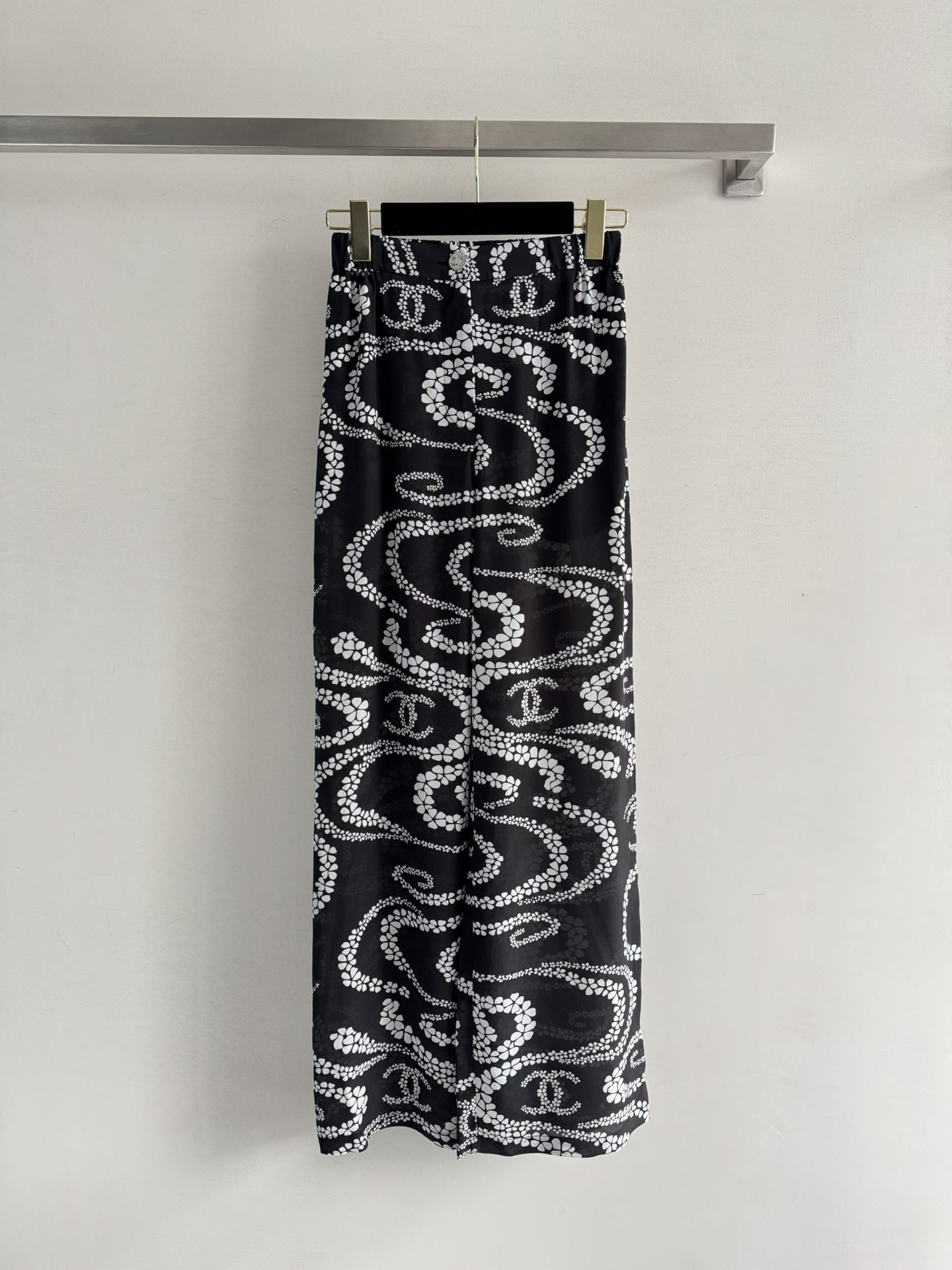 NO:450830,CHANE*25 new silk pants fabric is refreshing and breathable, soft and skin-friendly. When you wear it, it seems that the breeze in summer has become more gentle. The cut is an elastic buckle wide-leg straight-piece design, which is very good to modify the body shape and makes it look slimming and long legs!  The whole body is full of irregular camellia patterns, interspersed with double C logos, which is a perfect combination of romance and high-end feeling. You can get a lot of rebirth when you go out. It is simply the first choice for refreshing summer SML-, chanel, real silk, alexander wang19860909CHANE*25新款真丝裤子面料清爽透气,柔软亲肤,穿上它,仿佛夏日里的微风都变得更加温柔裁剪是弹力系扣阔腿直筒设计,很好的修饰身型 超级显瘦显腿长！通体满印着不规则错落的山茶花图案,穿插着双C徽标,简直是浪漫与高级感的完美结合穿上它出门,都能收获满满的回头率 简直是夏季清爽的首选SML-,,chanel,real silk,alexander wang,Women's clothing