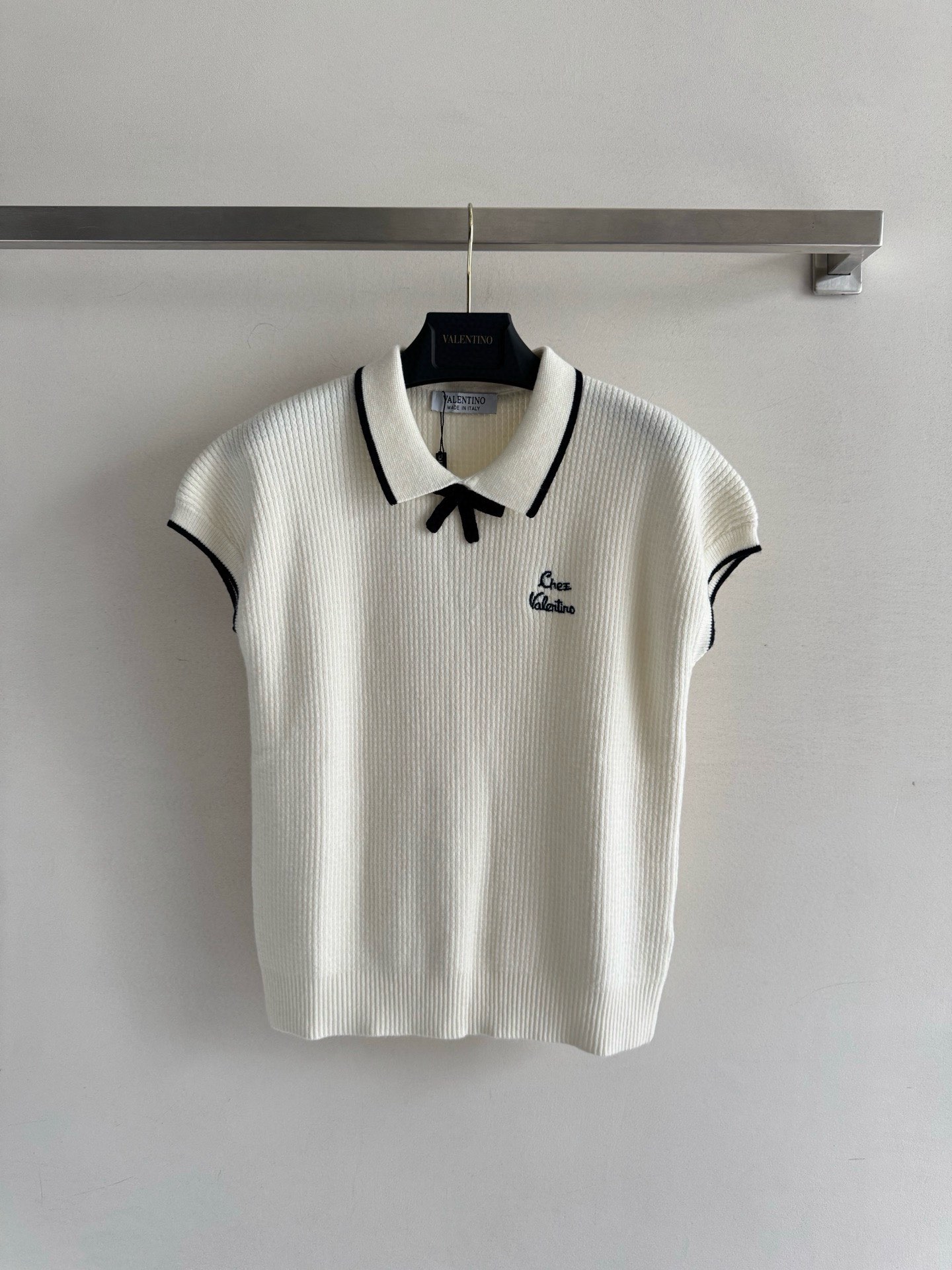 NO:452028,Valentin*25FW new contrast knitted Polo shirt, creamy white and super white!  Sweet and age-reducing. The small lapel + bow design is very exquisite. The logo embroidery on the chest is low-key and textured. The wool fabric is very comfortable to wear. It is soft and soft. It looks good and versatile and not picky about people. It is really friendly~SML8, valentino, skirts, jeans, alexander wang19860909Valentin*25FW新款 撞色针织Polo衫,乳白色超显白！甜美减龄 小翻领+蝴蝶结设计很精致,胸口的logo刺绣低调又有质感 羊毛面料穿起来很舒服 软软糯糯的 日常搭裙子或牛仔裤都好看百搭不挑人版型真的太友好了～SML8,,valentino,skirts,jeans,alexander wang,Women's clothing