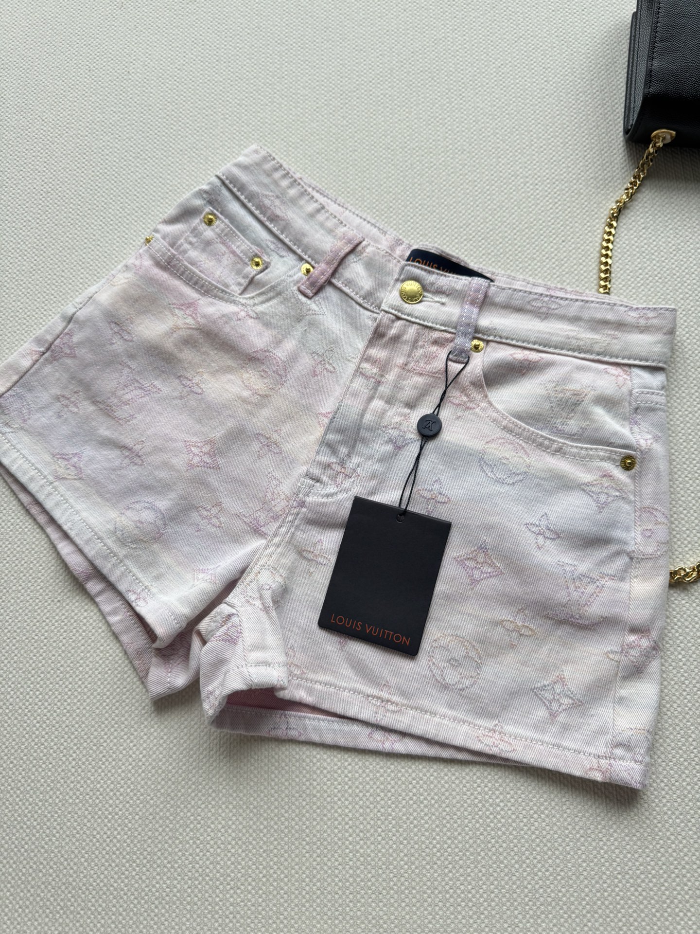 NO:452076,Louis Vuitto*25FW new jacquard denim shorts, covered with logo patterns, jacquard craftsmanship, three-dimensional tailoring, clean and neat, tall and fashionable, versatile and easy to control, full of texture~ A must-have high-end item for white and rich beauty!  SML, louis vuitton, shorts, alexander wang19860909Louis Vuitto*25FW新款提花牛仔短裤 布满logo图案提花工艺 立体剪裁 干净利落 上身显高挑时髦 百搭好驾驭质感满满～白富美必备高级单品！SML,,louis vuitton,shorts,alexander wang,Women's clothing