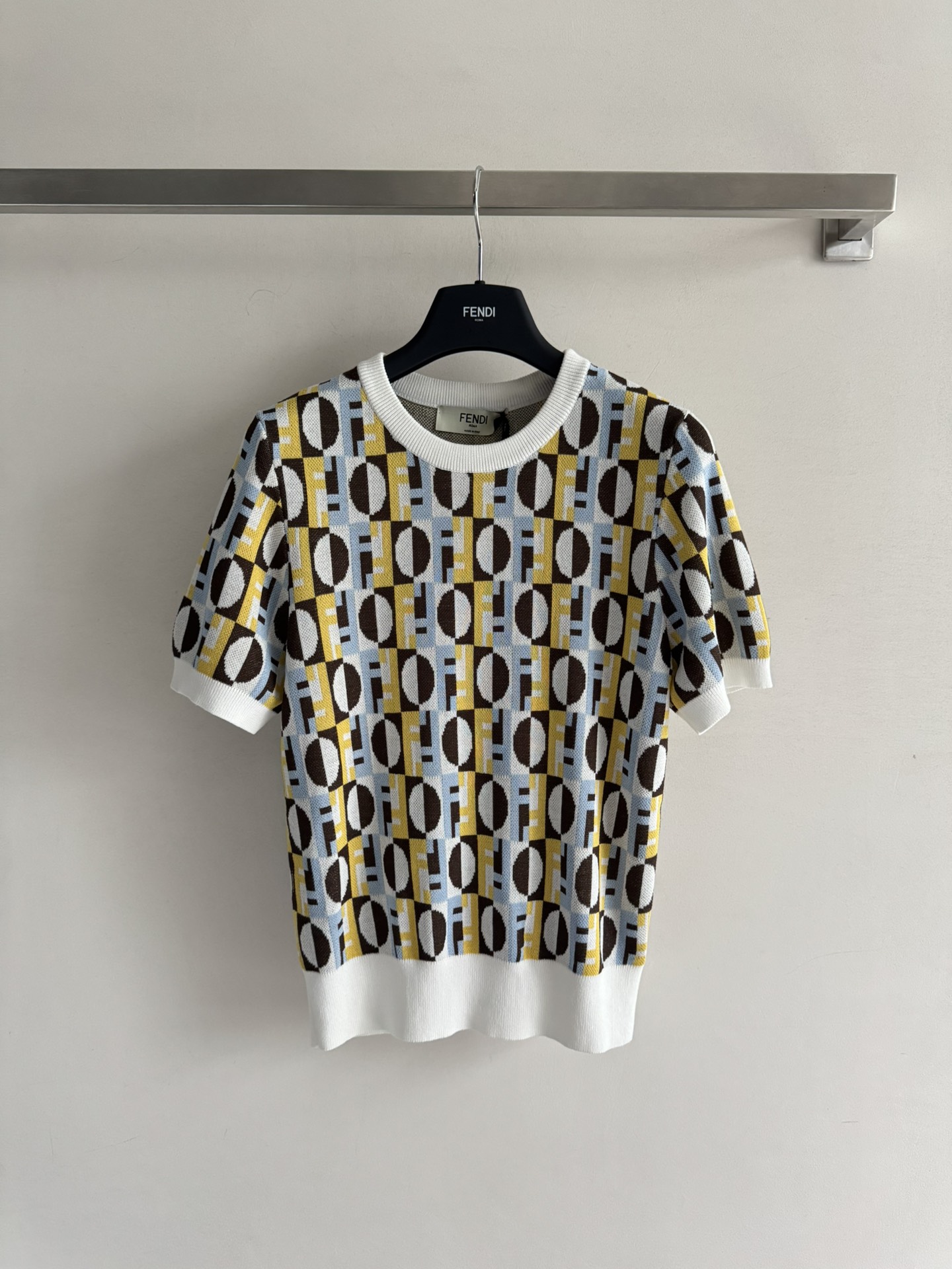 NO:452066,Fend*25FW new style, classic jacquard short-sleeved sweater, comfortable, stylish, breathable and delicate, round neck regular style, retro and elegant color, double F hook flower pattern, full of fashion, fashionable and versatile!  ＳＭＬ8,，fendi,T-shirt,alexander wang19860909Fend*25FW新款 经典提花短袖针织衫,舒适有型透气细腻 圆领常规版型,色系复古优雅显气质,双F钩花图案 时髦度拉满 洋气又百搭！ＳＭＬ8,,fendi,T-shirt,alexander wang,Women's clothing