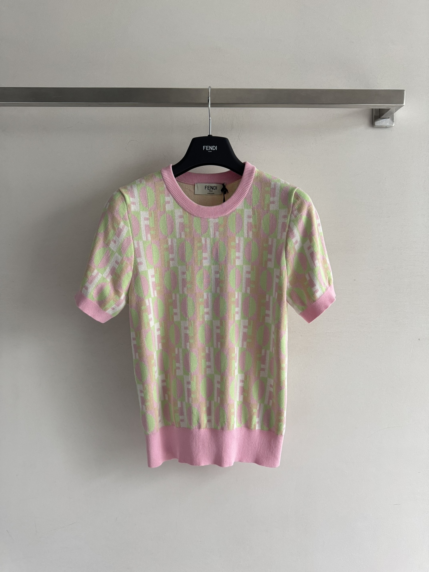 NO:452071,Fend*25FW new style, classic jacquard short-sleeved sweater, comfortable, stylish, breathable and delicate, round neck regular style, retro and elegant color, double F hook flower pattern, full of fashion, fashionable and versatile!  SM,,fendi,T-shirt,alexander wang19860909Fend*25FW新款 经典提花短袖针织衫,舒适有型透气细腻 圆领常规版型,色系复古优雅显气质,双F钩花图案 时髦度拉满 洋气又百搭！ＳＭ,,fendi,T-shirt,alexander wang,Women's clothing