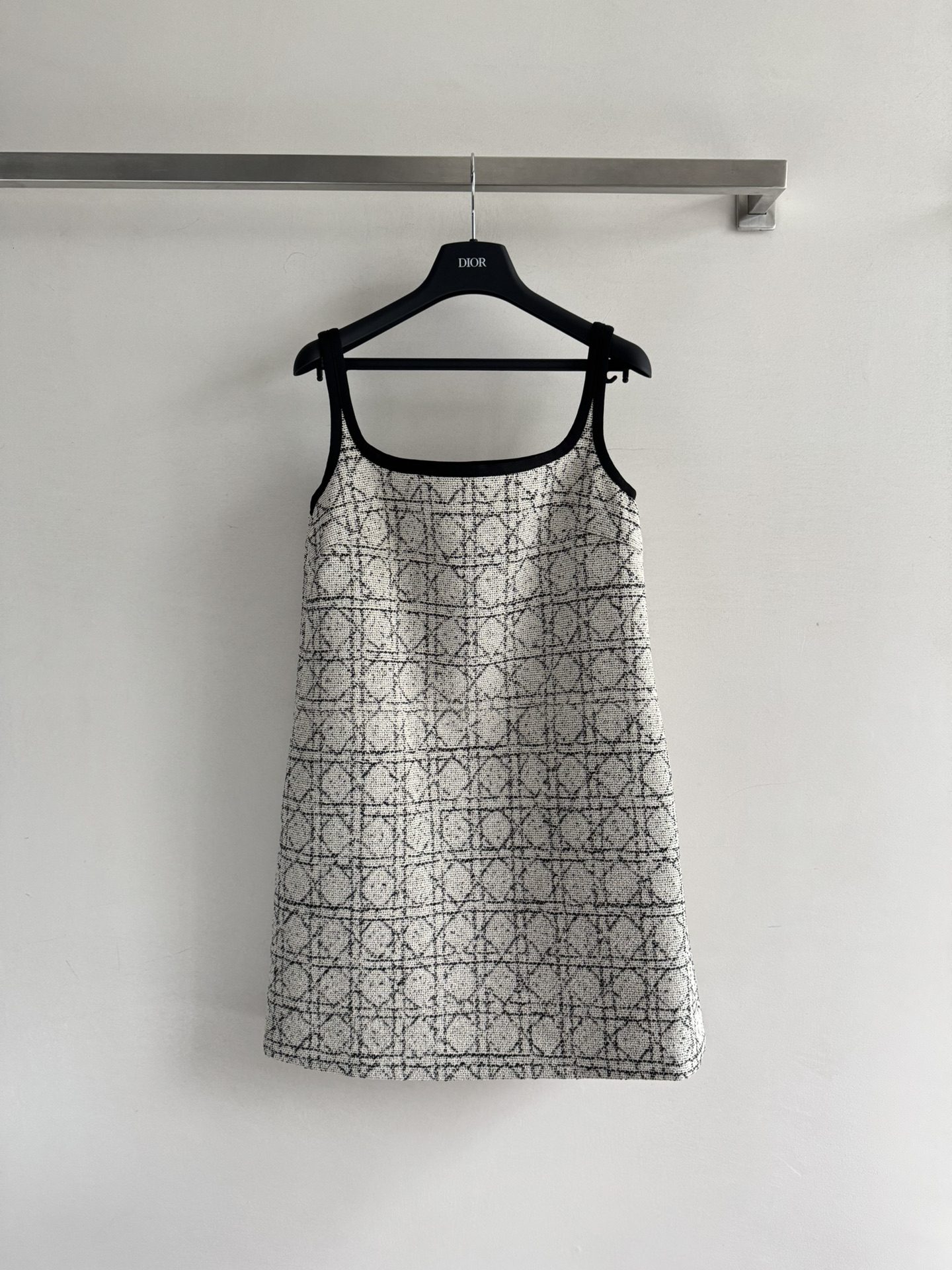 NO:452061,Dio*25 new twig plaid jacquard vest skirt is beautiful and well-behaved. Classic twig plaid weaving. Noble and famous. The style is slightly loose and can be worn. The upper body shows its temperament. A must-have white and rich beauty!  SML, dior, skirts, alexander wang19860909Dio*25新款藤格提花背心裙又美又乖的精致款 经典的藤格纹编织 贵气名媛 版型设计微宽松 可叠穿搭配 上身很显气质 白富美必入！SML,,dior,skirts,alexander wang,Women's clothing