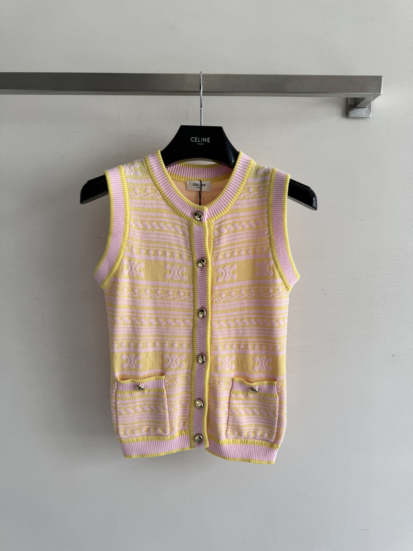 NO:453335,CELIN*25FW new Arc de Triomphe jacquard vest cardigan double pocket design round neck regular version, beautiful and comfortable upper body, versatile and not lacking in aura, healing color, too heart-warming temperament and gentle three-color SML, celine, alexander wang19860909CELIN*25FW新款 凯旋门提花背心开衫 双口袋设计 圆领常规版型 上身好看又舒适 百搭又不失灵气,治愈颜色太心动了气质又显温婉三色SML,,celine,alexander wang,Women's clothing