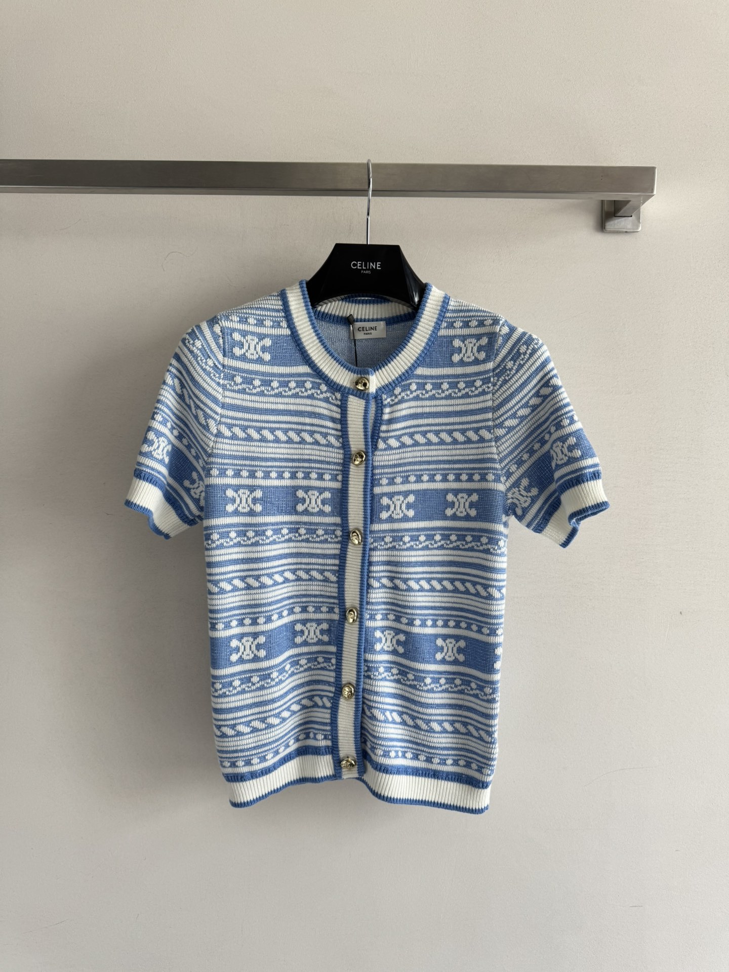 NO:453340,CELIN*25FW new Arc de Triomphe jacquard short-sleeved knitted cardigan with round neck regular style. The upper body looks good and comfortable. It is versatile and not lacks aura. The cure color is so touching that it is elegant and gentle. Three-color SML, celine, T-shirt, alexander wang19860909CELIN*25FW新款 凯旋门提花短袖针织开衫 圆领常规版型 上身好看又舒适 百搭又不失灵气,治愈颜色太心动了气质又显温婉三色SML,,celine,T-shirt,alexander wang,Women's clothing