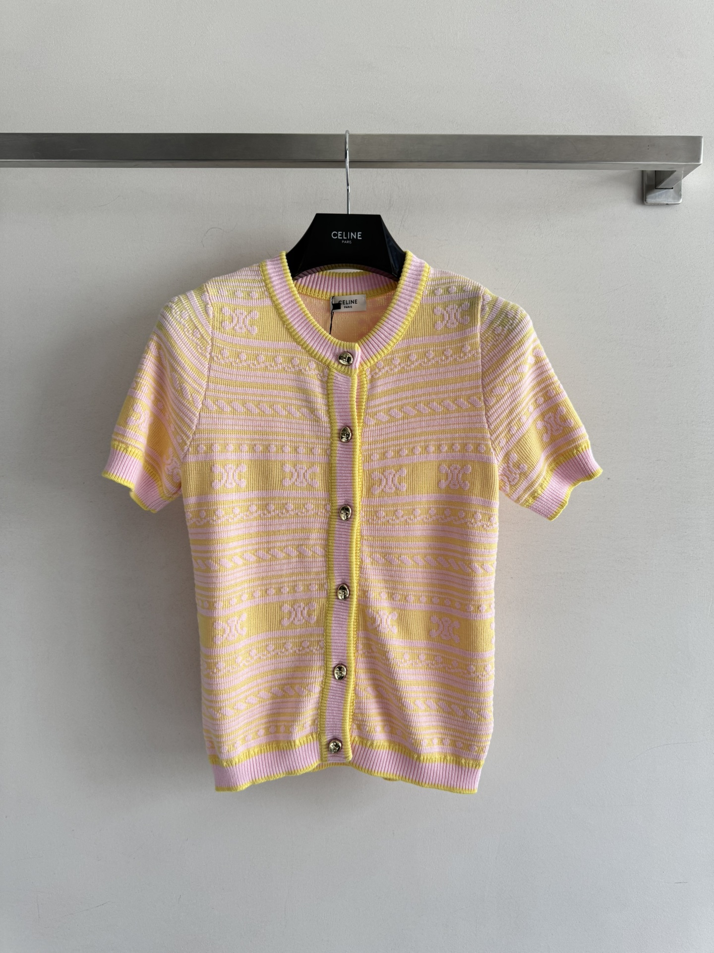 NO:453345,CELIN*25FW new Arc de Triomphe jacquard short-sleeved knitted cardigan with round neck regular style. The upper body looks good and comfortable. It is versatile and not lacks aura. The cure color is so touching. The temperament is gentle and the three-color SML8, celine, T-shirt, alexander wang19860909CELIN*25FW新款 凯旋门提花短袖针织开衫 圆领常规版型 上身好看又舒适 百搭又不失灵气,治愈颜色太心动了气质又显温婉三色SML8,,celine,T-shirt,alexander wang,Women's clothing