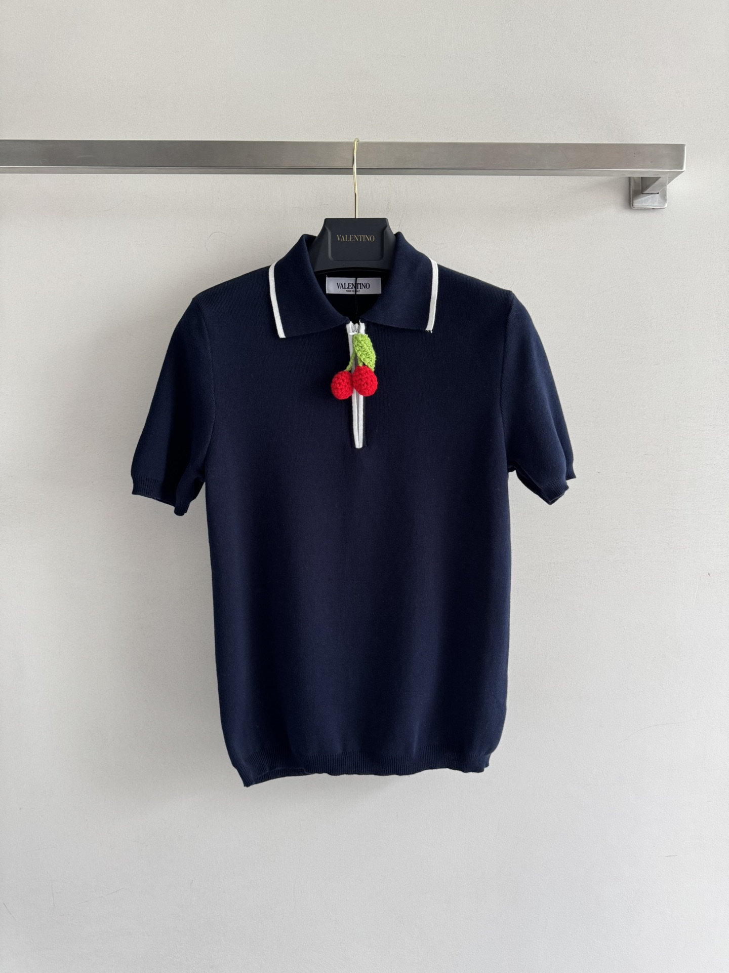 NO:453350,Valentin*25FW new style cherry pendant knitted polo shirt. Cherry decoration is very energetic. The upper body is exquisite and eye-catching. The white neckline edge contrasts the color. The decoration is simple and fashionable!  The crochet cherry design with neckline decoration this year's main elements~ the overall playful and cute to the point of foul!  SML8, valentino, alexander wang19860909Valentin*25FW新款 樱桃吊坠针织polo衫 樱桃装饰非常显元气少女 上身整个人精致吸睛白色领口边撞色 饰简约即时尚！领口钩织的樱桃设计 饰今年的主要元素~整体俏皮可爱到犯规！SML8,,valentino,alexander wang,Women's clothing