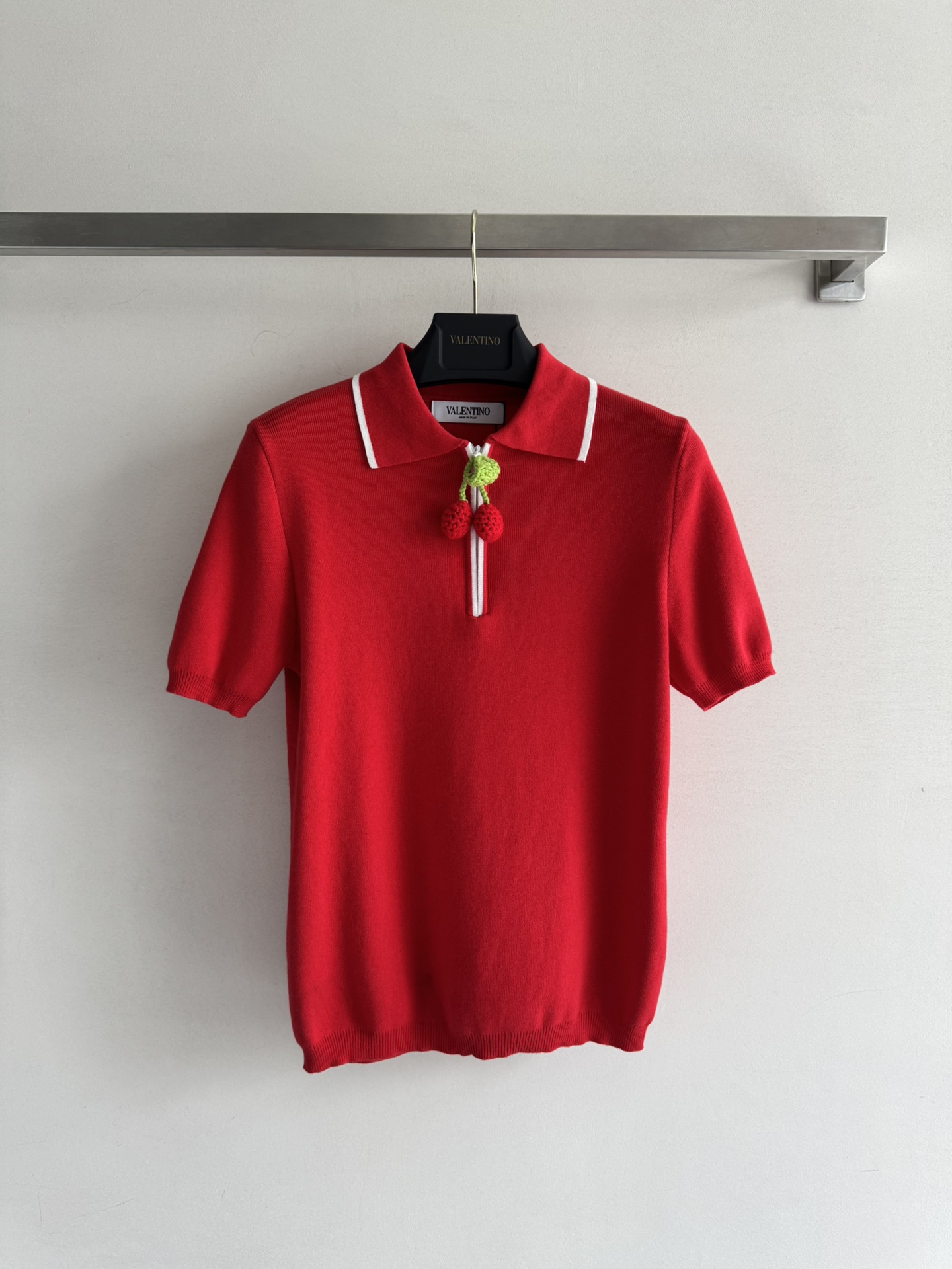 NO:453361,Valentin*25FW new style cherry pendant knitted polo shirt. Cherry decoration is very energetic. The upper body is exquisite and eye-catching. The white neckline edge contrasts the color. The decoration is simple and fashionable!  The crochet cherry design with neckline decoration this year's main elements~ the overall playful and cute to the point of foul!  SML8, valentino, alexander wang19860909Valentin*25FW新款 樱桃吊坠针织polo衫 樱桃装饰非常显元气少女 上身整个人精致吸睛白色领口边撞色 饰简约即时尚！领口钩织的樱桃设计 饰今年的主要元素~整体俏皮可爱到犯规！SML8,,valentino,alexander wang,Women's clothing