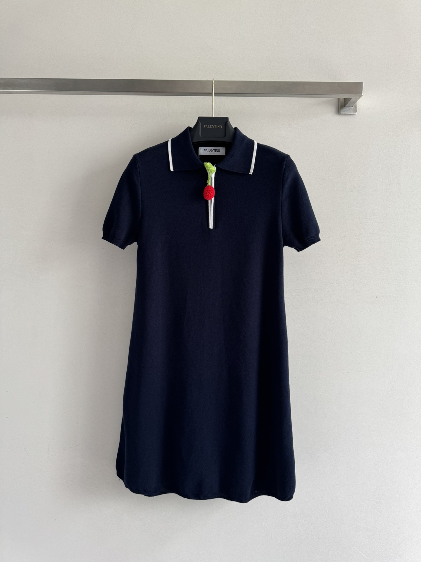 NO:453371,Valentin*25FW new cherry pendant polo knitted skirt. Cherry decoration is very energetic. The upper body is exquisite and eye-catching. The white neckline edge contrasts. The decoration is simple and fashionable!  The crochet cherry design with neckline decoration this year's main elements~ the overall playful and cute to the point of foul!  SML8, Valentino, skirts, alexander wang19860909Valentin*25FW新款 樱桃吊坠polo针织裙 樱桃装饰非常显元气少女 上身整个人精致吸睛白色领口边撞色 饰简约即时尚！领口钩织的樱桃设计 饰今年的主要元素~整体俏皮可爱到犯规！SML8,,valentino,skirts,alexander wang,Women's clothing