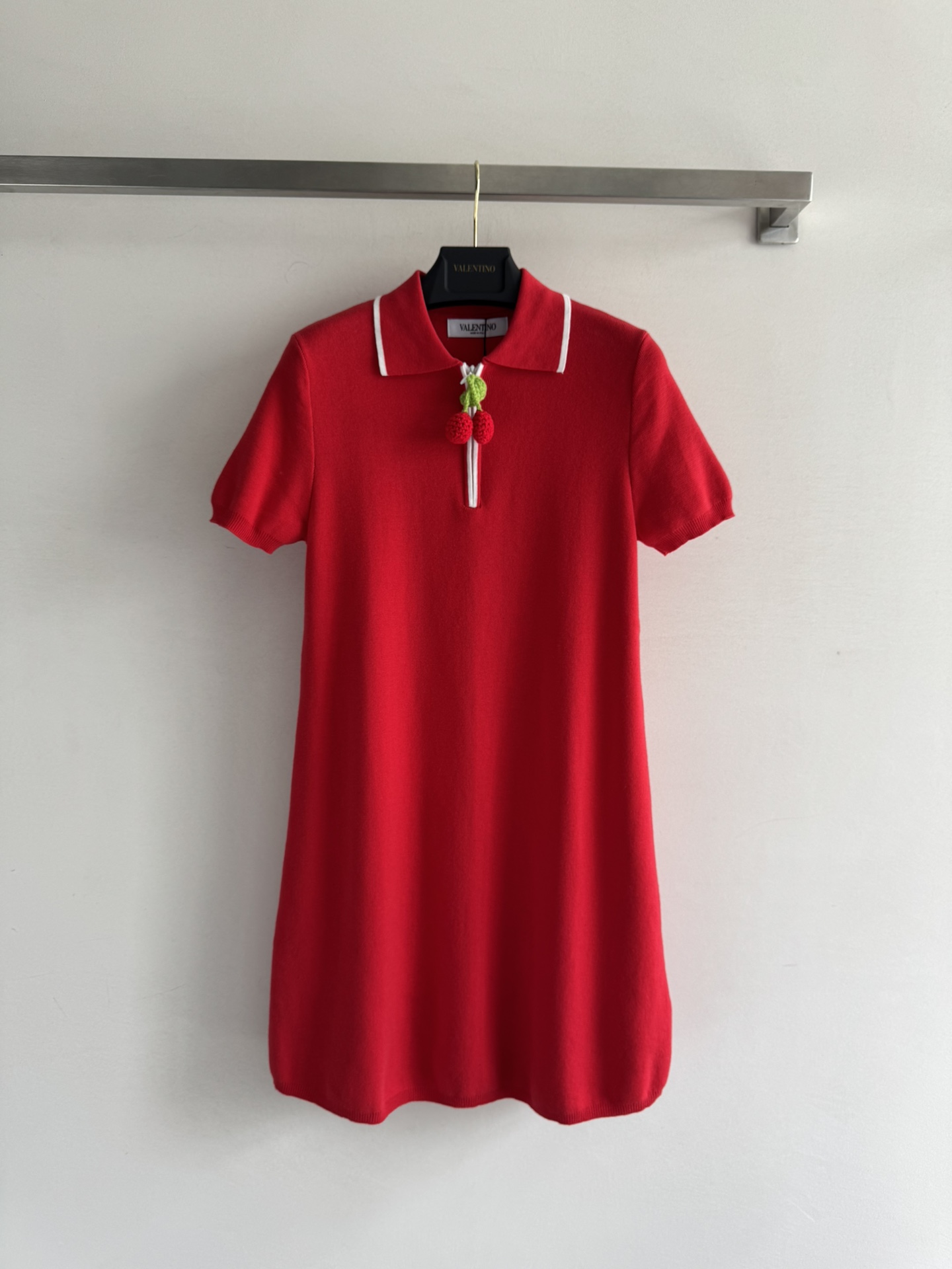 NO:453380,Valentin*25FW new cherry pendant polo knitted skirt. Cherry decoration is very energetic. The upper body is exquisite and eye-catching. The white neckline edge contrasts. The decoration is simple and fashionable!  The crochet cherry design with neckline decoration this year's main elements~ the overall playful and cute to the point of foul!  SML8, Valentino, skirts, alexander wang19860909Valentin*25FW新款 樱桃吊坠polo针织裙 樱桃装饰非常显元气少女 上身整个人精致吸睛白色领口边撞色 饰简约即时尚！领口钩织的樱桃设计 饰今年的主要元素~整体俏皮可爱到犯规！SML8,,valentino,skirts,alexander wang,Women's clothing